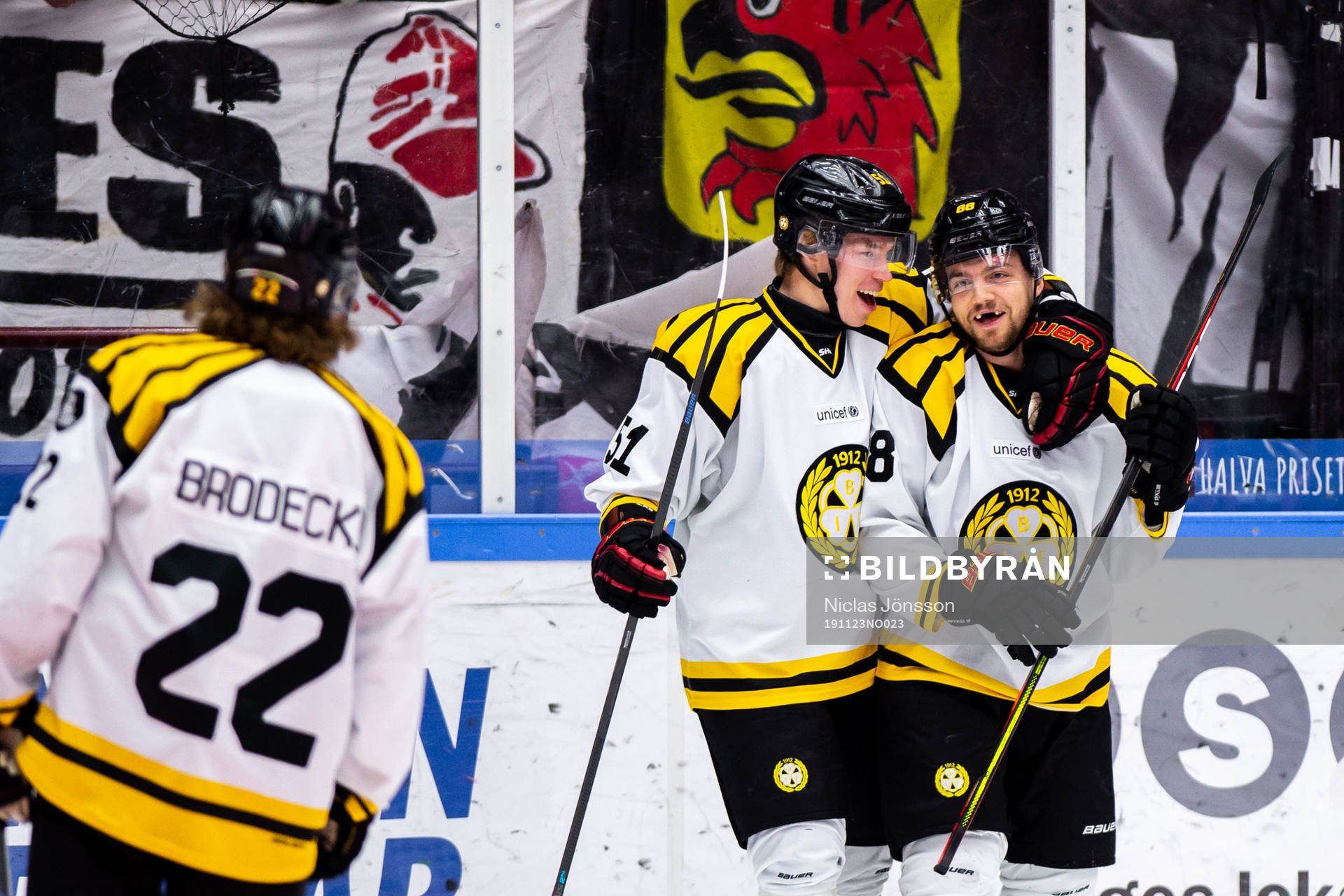 Brynäs Jaedon Descheneau jublar med Tomi Sallinen