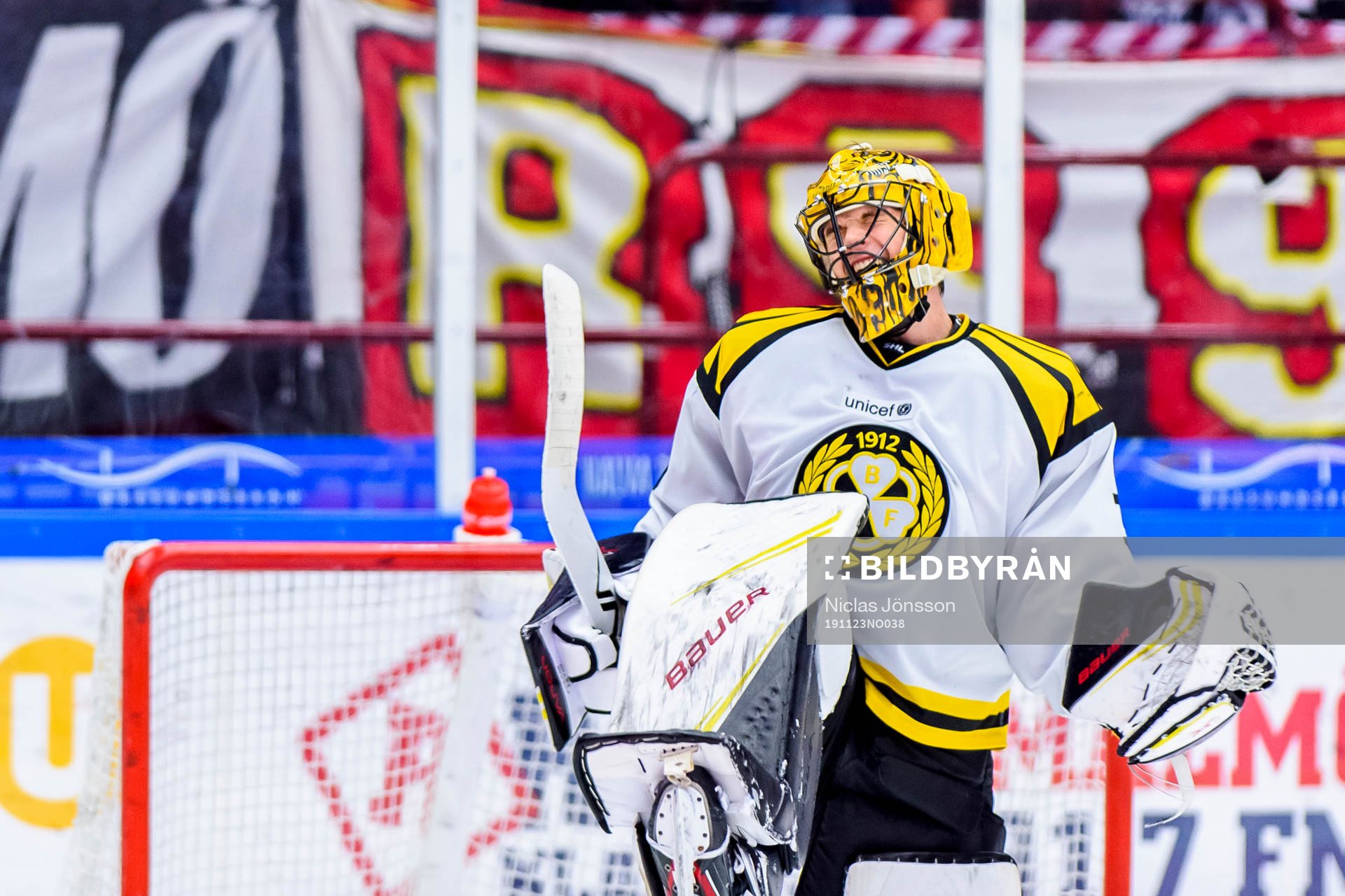 Brynäs målvakt Samuel Ersson jublar