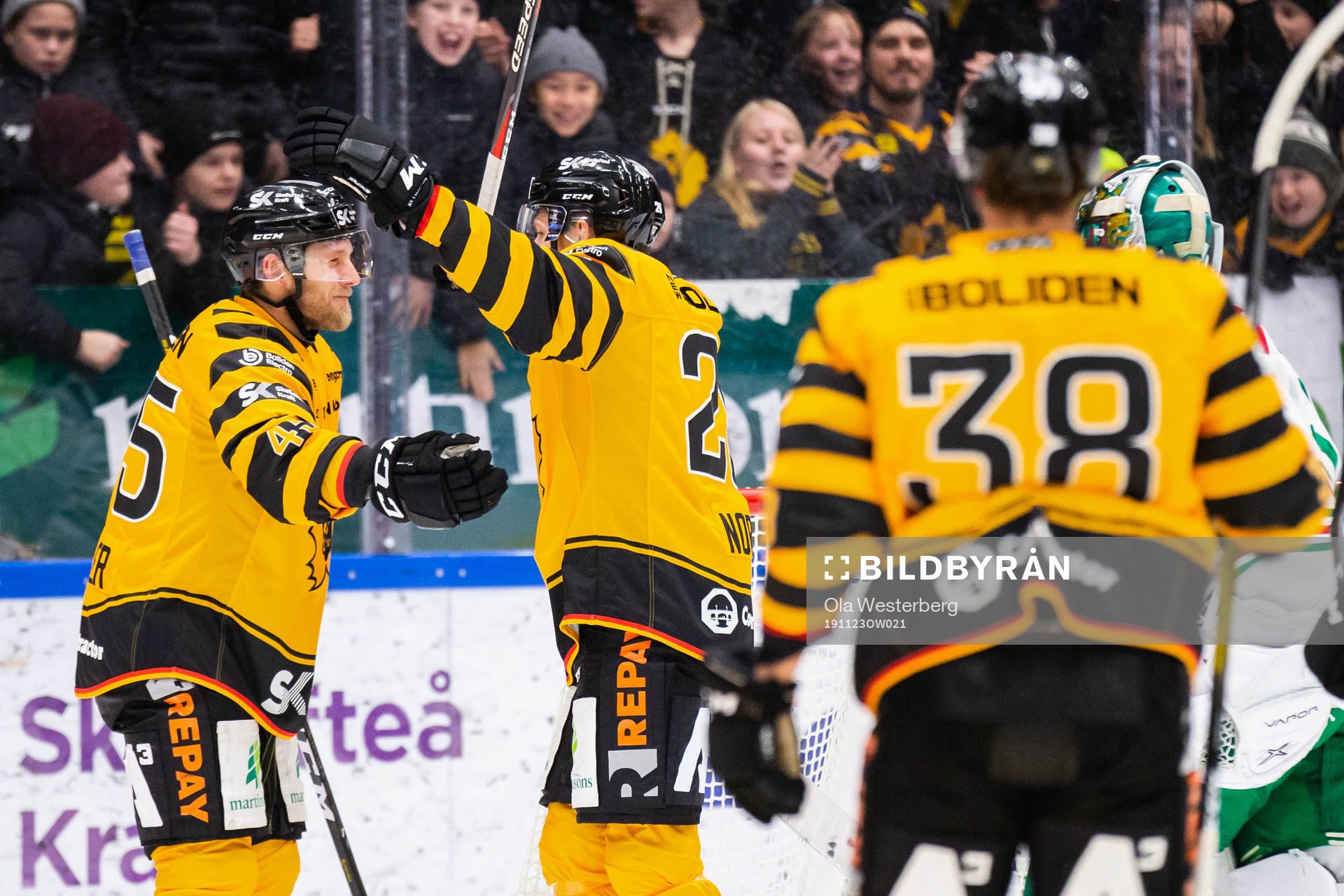 Skellefteås Oscar Möller och Patrik Norén jublar
