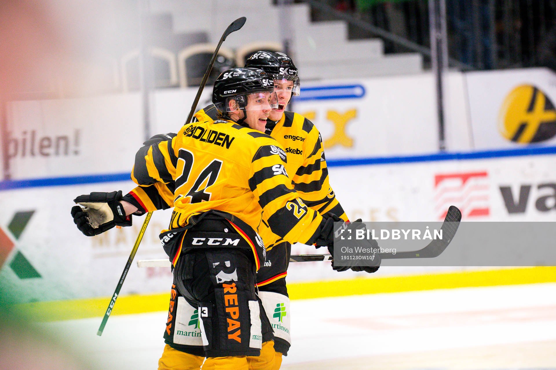 Skellefteås Andreas Wingerli och Rickard Hugg jublar