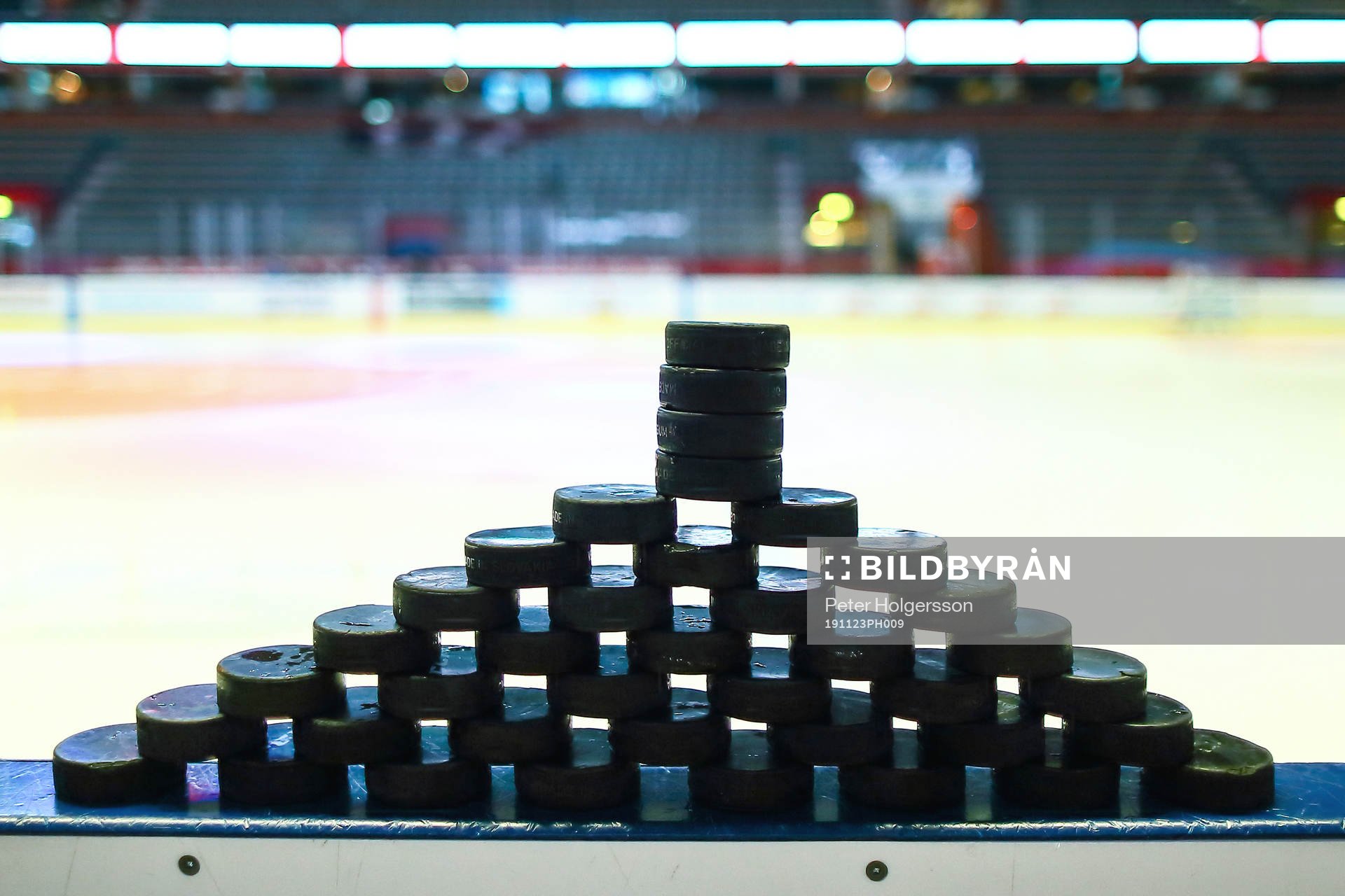 Puckar före ishockeymatchen i SHL mellan Linköping och