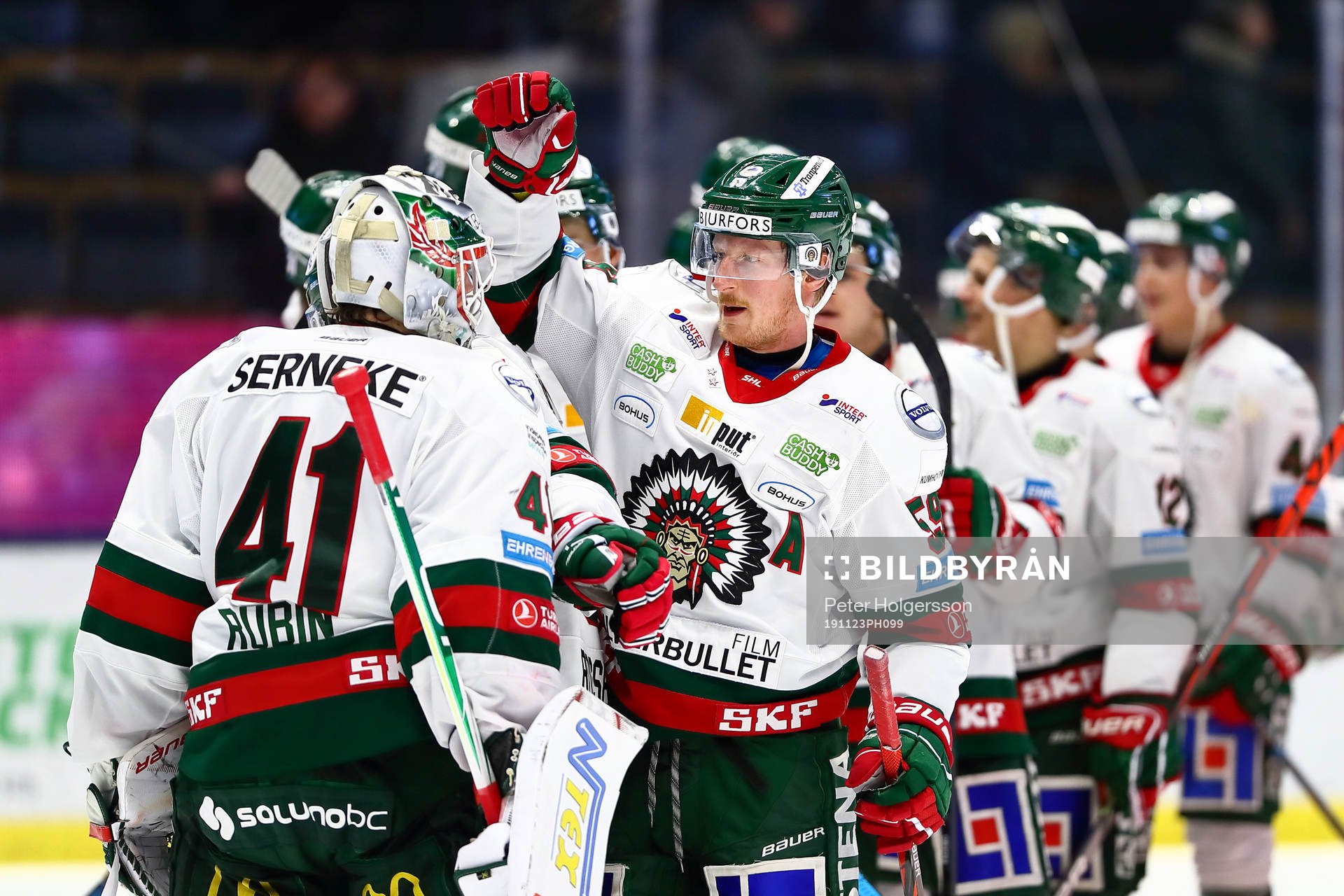 Frölundas Simon Hjalmarsson tackar målvakt Niklas Rubin