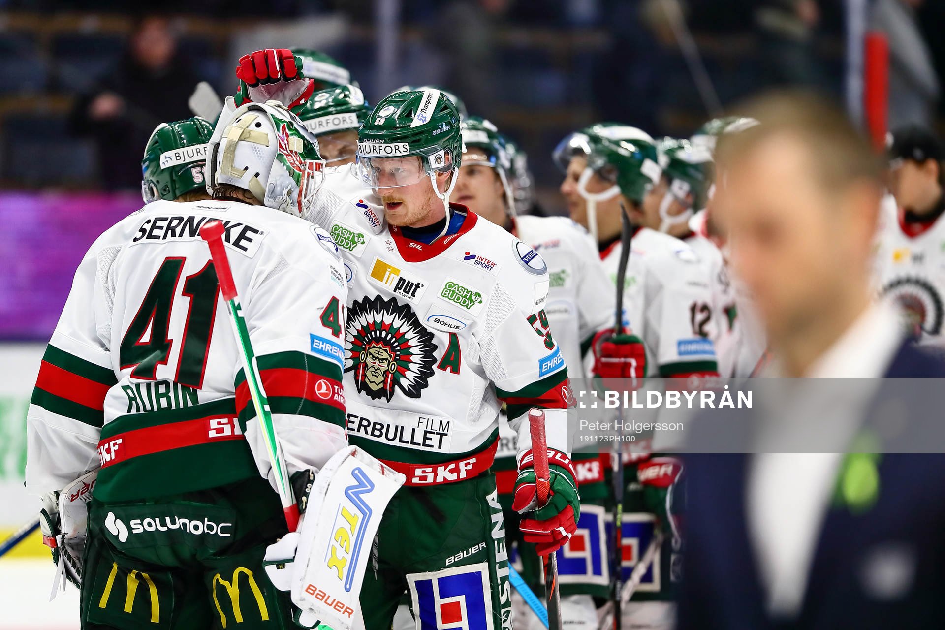 Frölundas Simon Hjalmarsson tackar målvakt Niklas Rubin