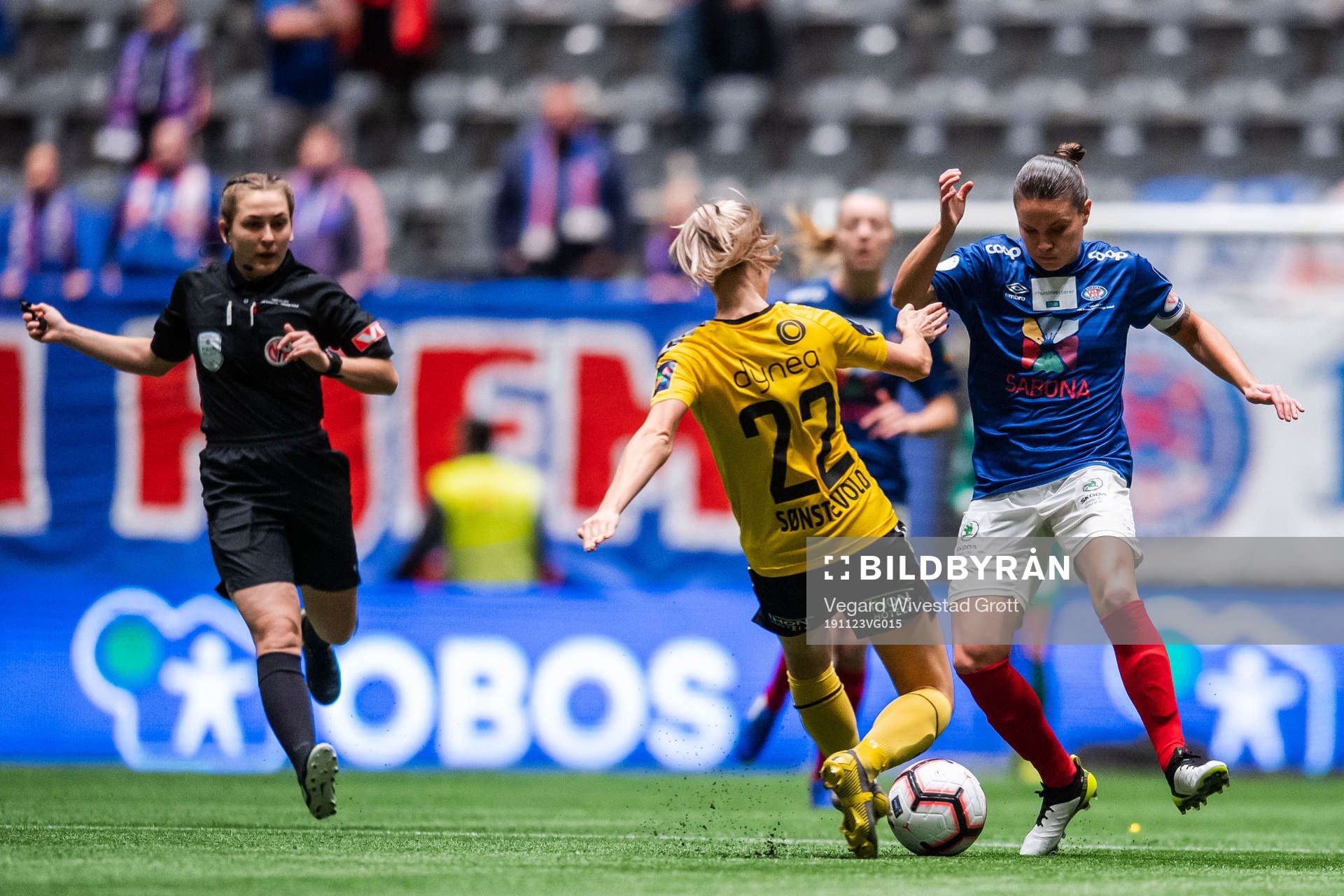 Anja Sønstevold of LSK Kvinner and Sherida Spitse of