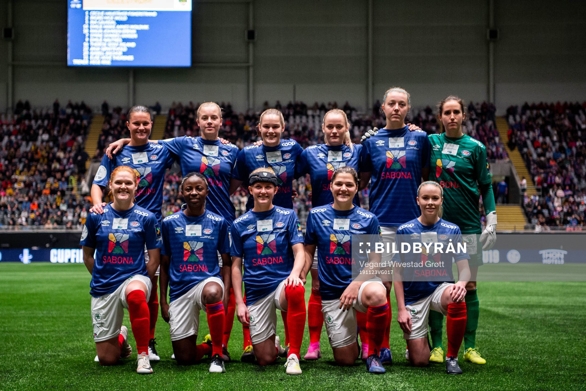 Sherida Spitse (2nd row), Marie Dølvik Markussen, Andrine