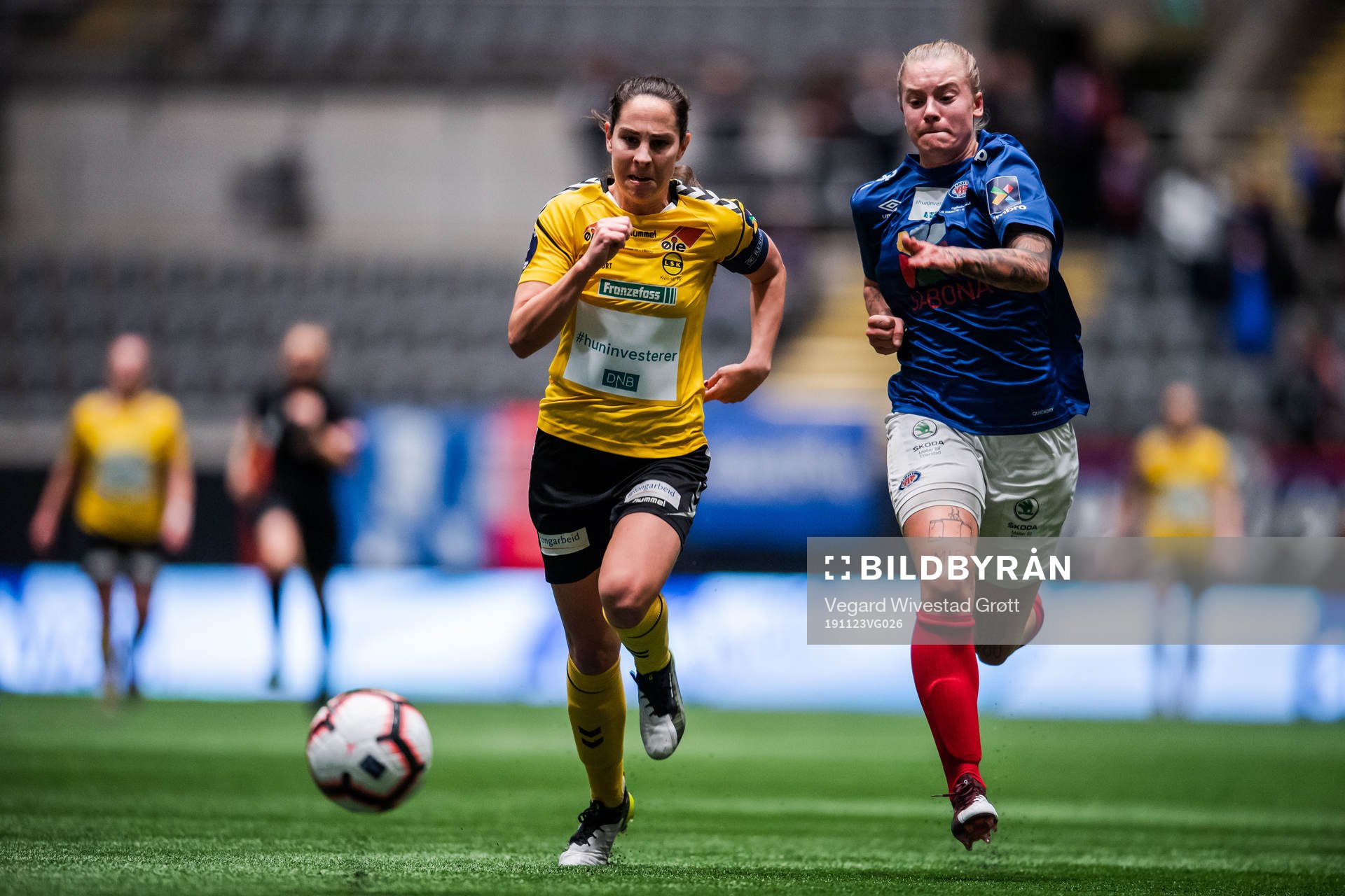 Ingrid Moe Wold of LSK Kvinner and Marie Dølvik Markussen