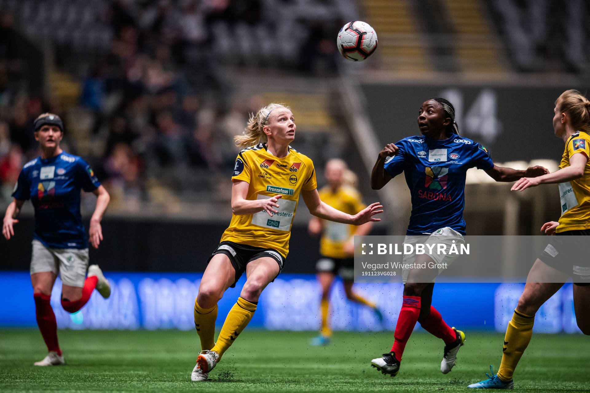 Ina Gausdal of LSK Kvinner and Ajara Njoya of Vålerenga