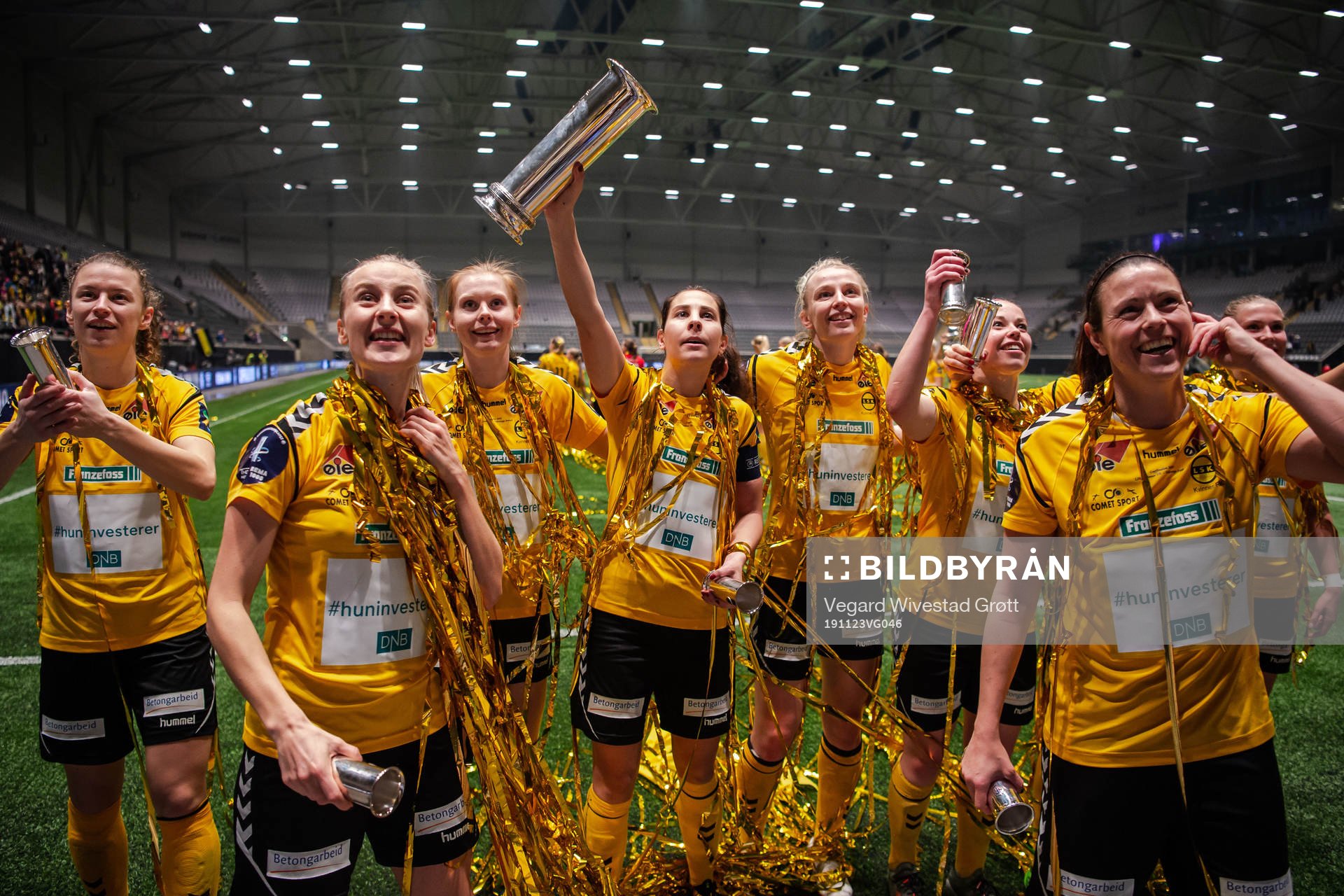 Ingrid Moe Wold and the players of LSK Kvinner celebrate