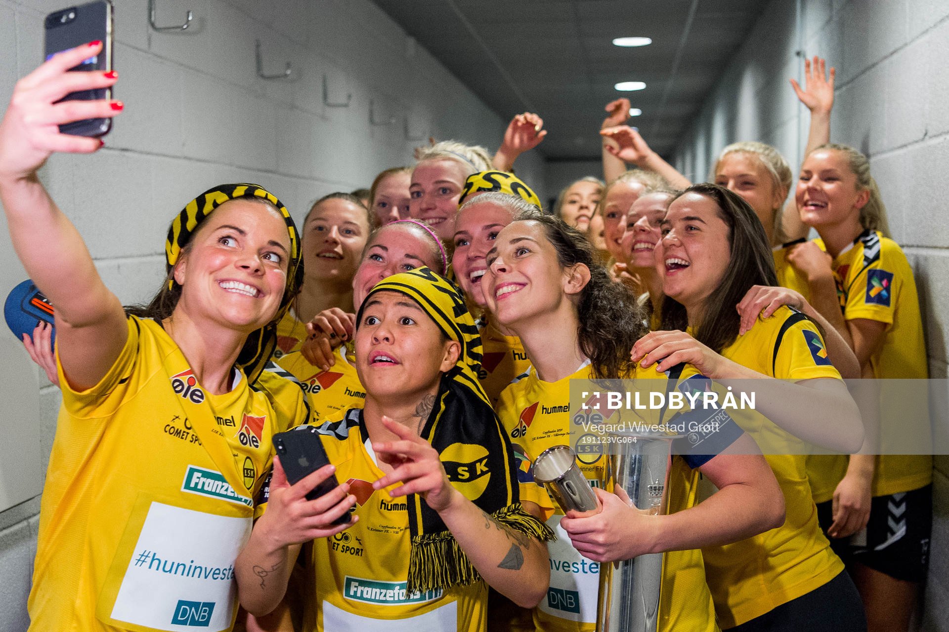 Cathrine Dekkerhus, Synne Skinnes Hansen, Therese Sessy Åsland, Meryll Abrahamsen, Emilie Nautnes, Ingrid Moe Wold, Heidi Elisabeth Ellingsen and the players of LSK Kvinner take a selfie after winning the women’s cup final between LSK Kvinner and Vålerenga on November 23, 2019 in Fornebu.