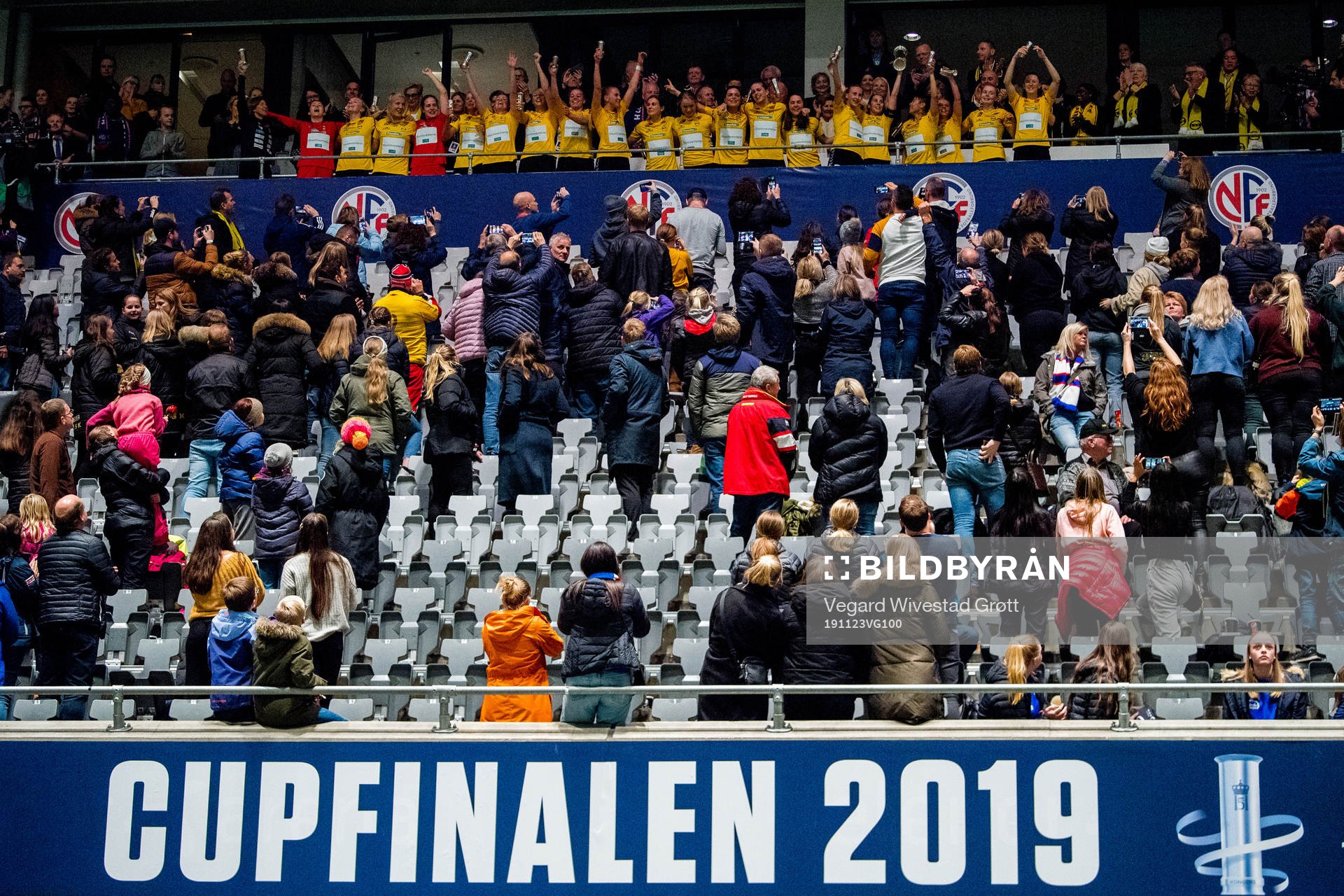 The players of LSK Kvinner celebrate
