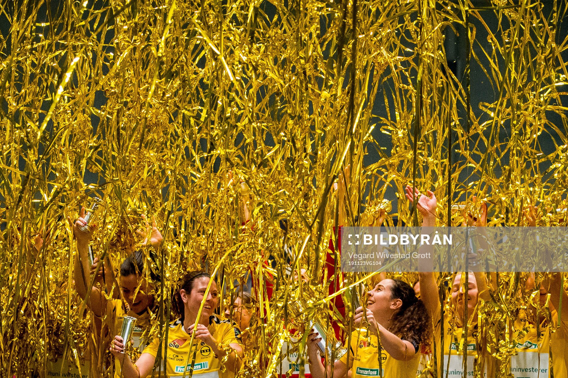 Ingrid Moe Wold and the players of LSK Kvinner celebrate
