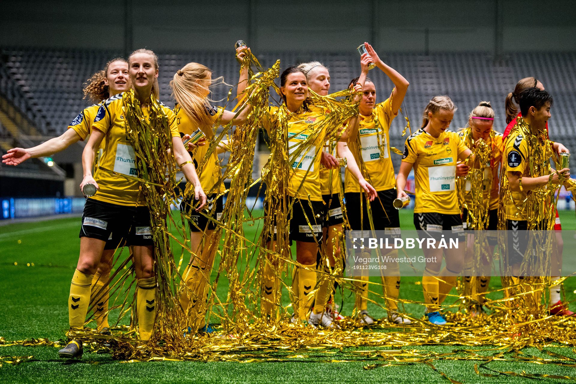 Anja Sønstevold, Cathrine Dekkerhus and the players of LSK