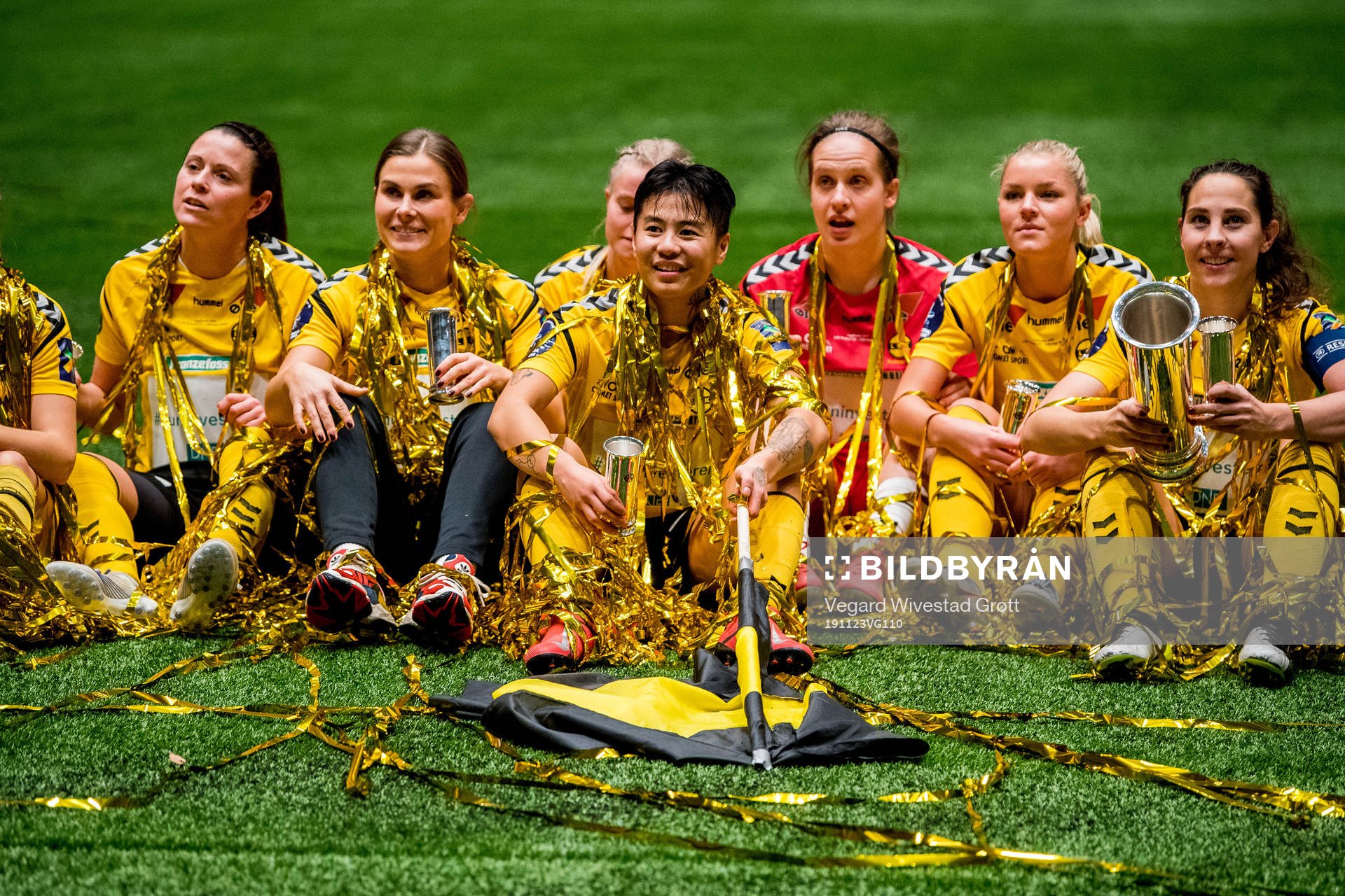Meryll Abrahamsen and the players of LSK Kvinner