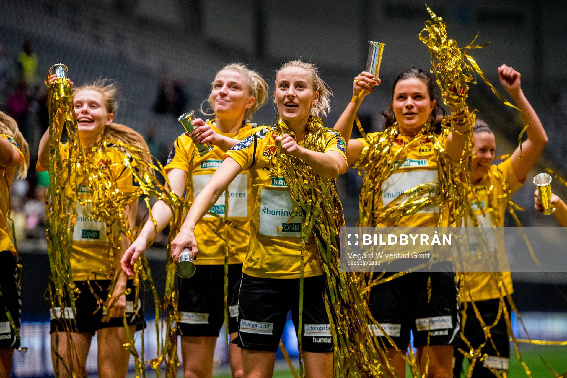 Anja Sønstevold, Cathrine Dekkerhus and the players of LSK Kvinner celebrate after winning the women’s cup final between LSK Kvinner and Vålerenga on November 23, 2019 in Fornebu.
