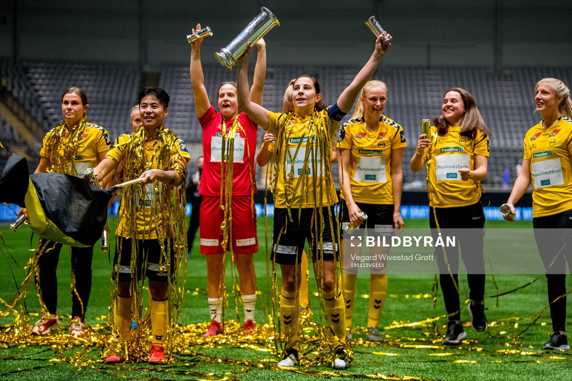 Ingrid Moe Wold and the players of LSK Kvinner celebrate