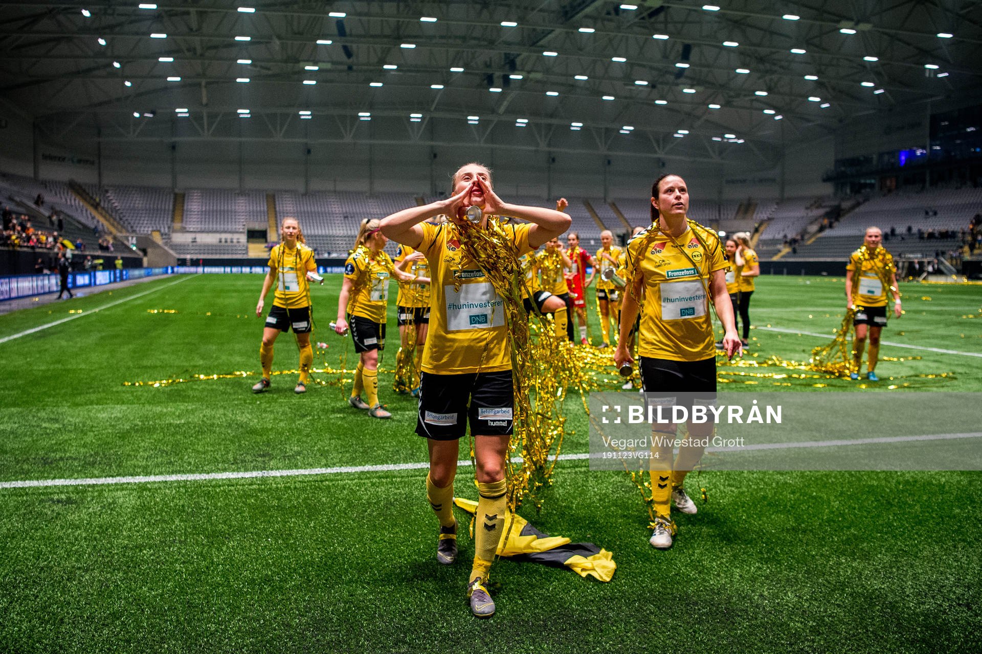 Anja Sønstevold and Isabell Bachor of LSK Kvinner celebrate