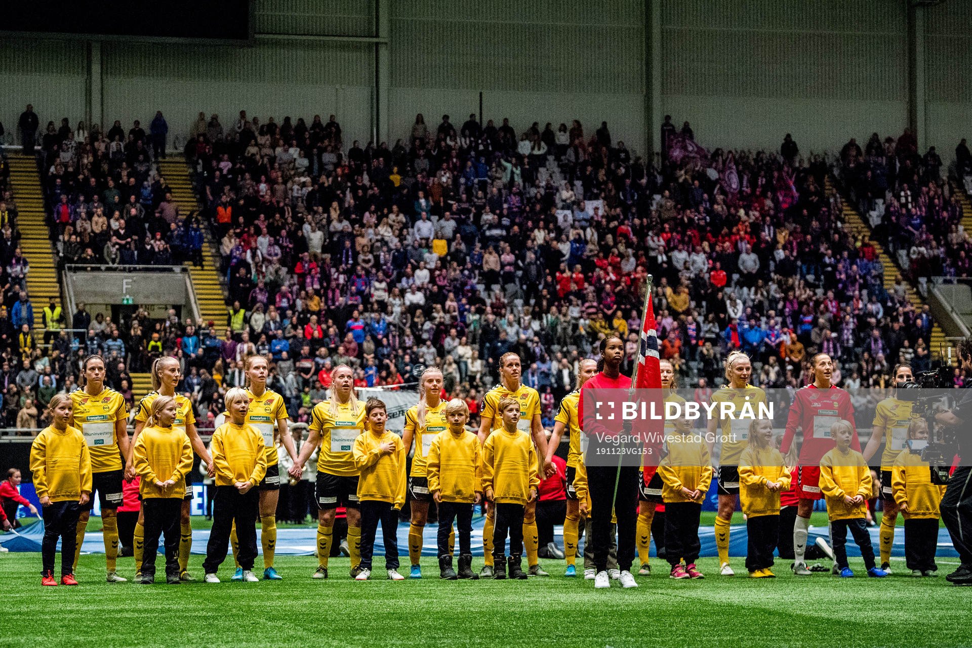 The players of LSK Kvinner line up