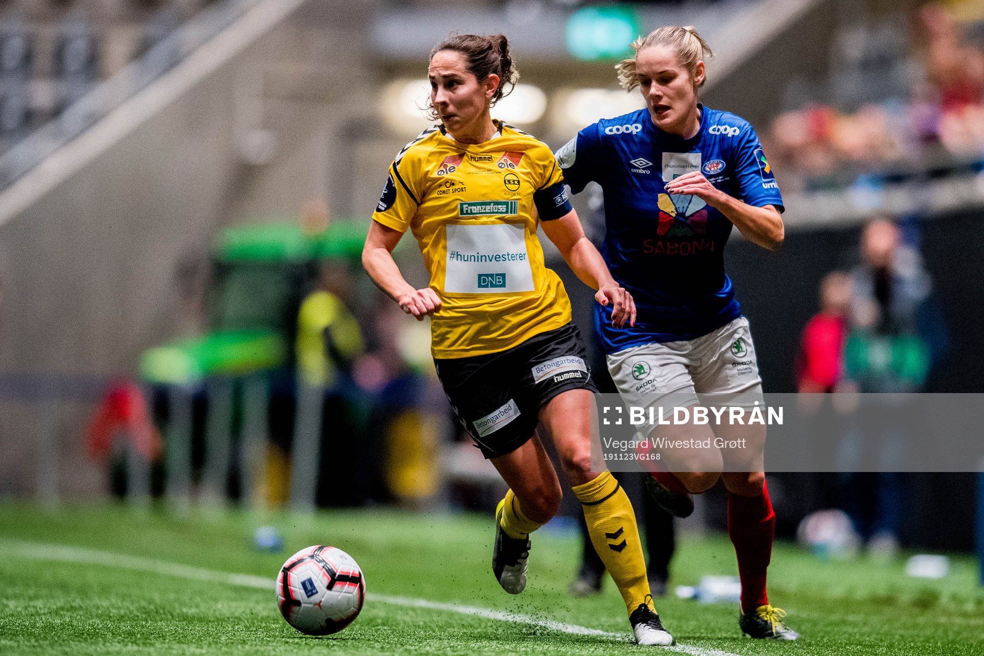 Ingrid Moe Wold of LSK Kvinner and Andrine Tomter of