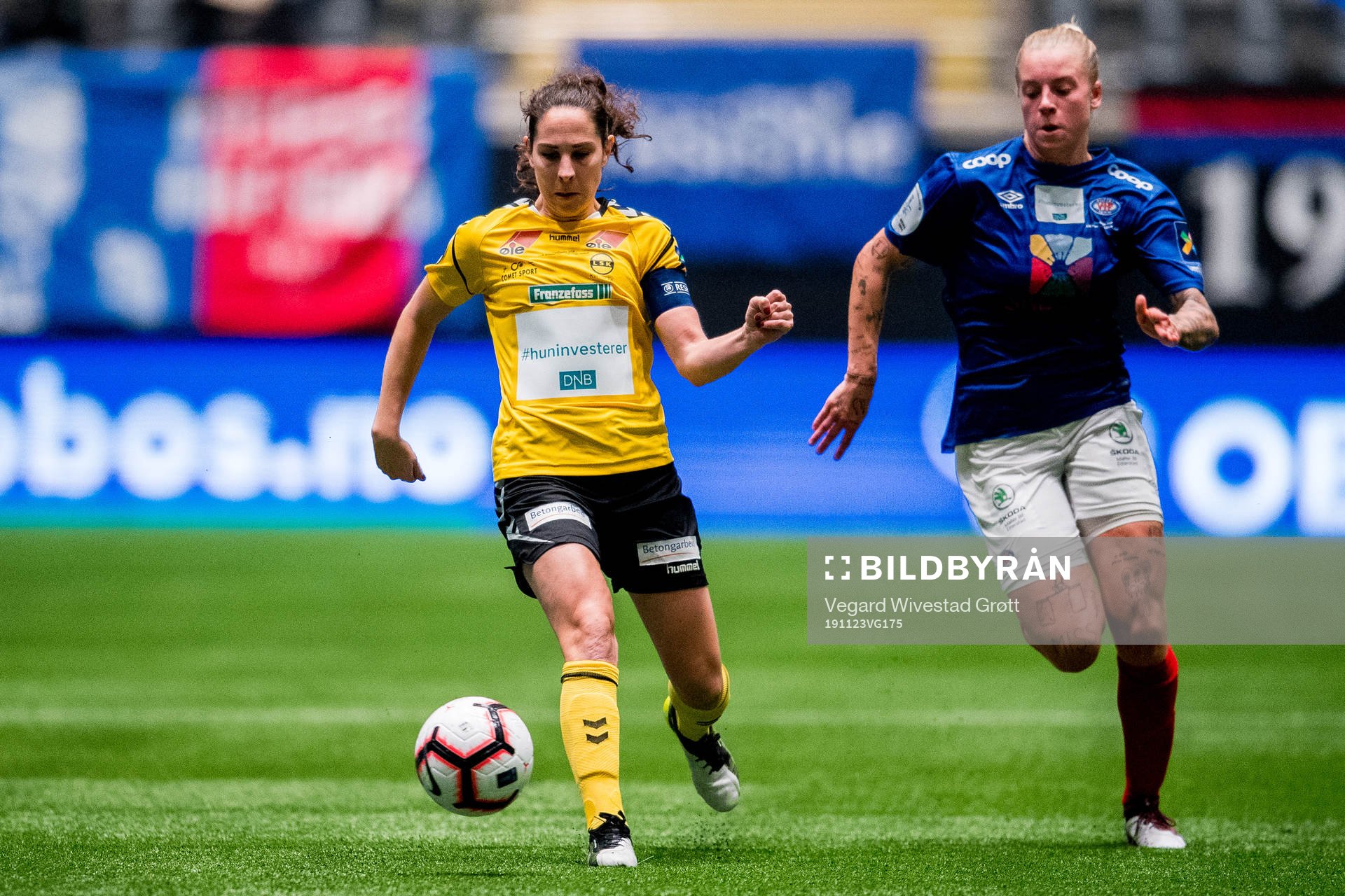Ingrid Moe Wold of LSK Kvinner and Marie Dølvik Markussen