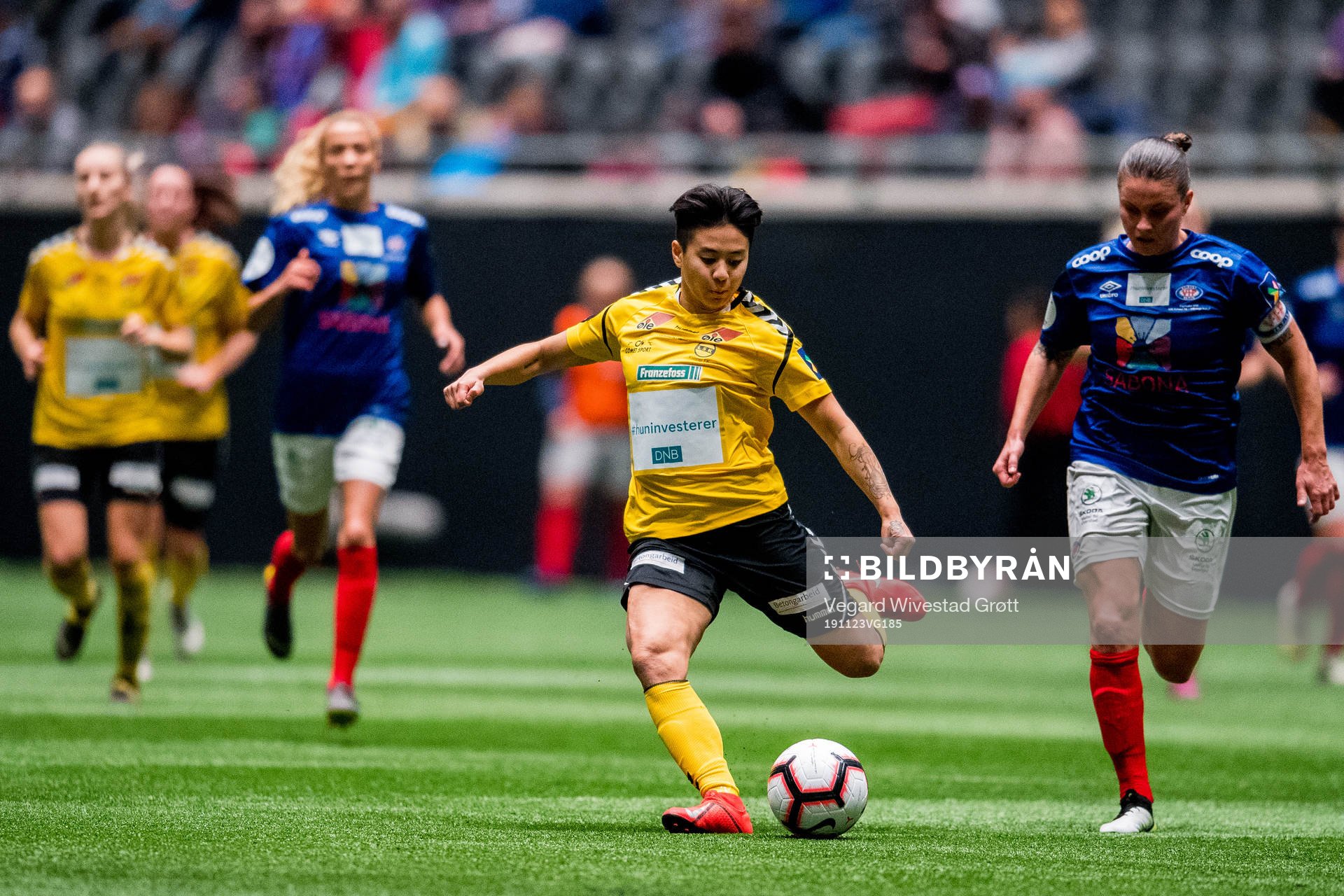 Meryll Abrahamsen of LSK Kvinner and Sherida Spitse of