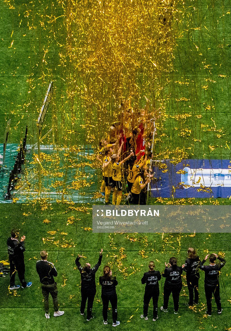 Players and staff of LSK Kvinner celebrate