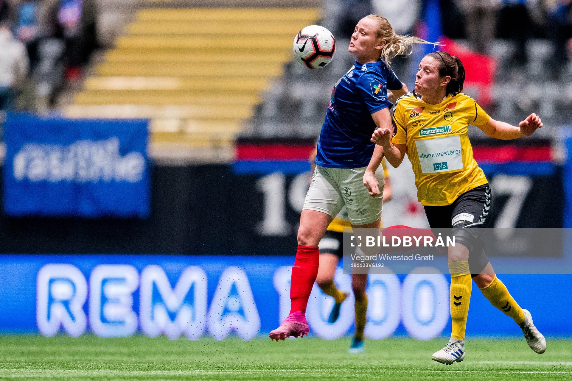 Victoria Ludvigsen of Vålerenga and Isabell Bachor of LSK
