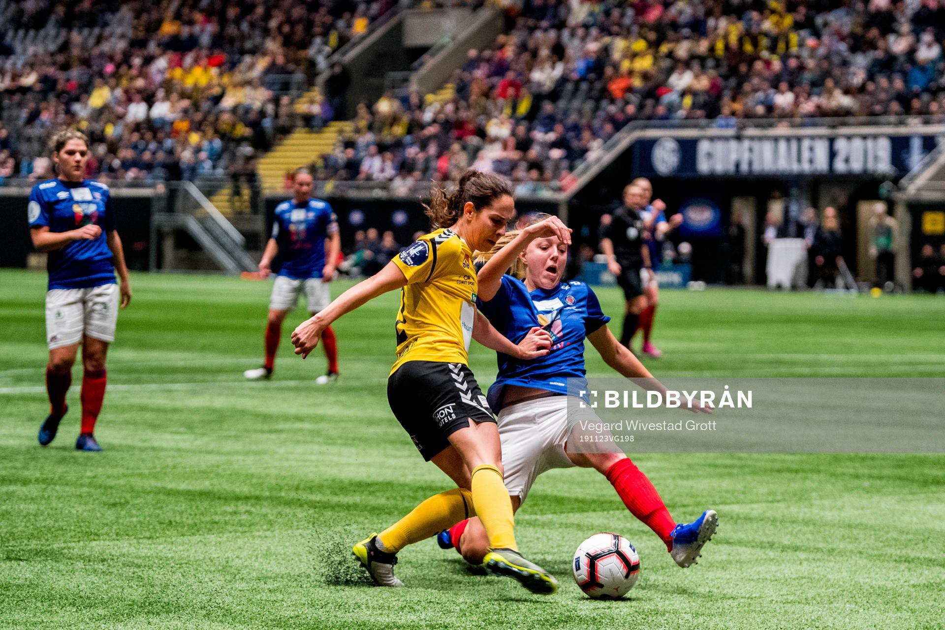 Ingrid Moe Wold of LSK Kvinner and Rikke Marie Madsen of