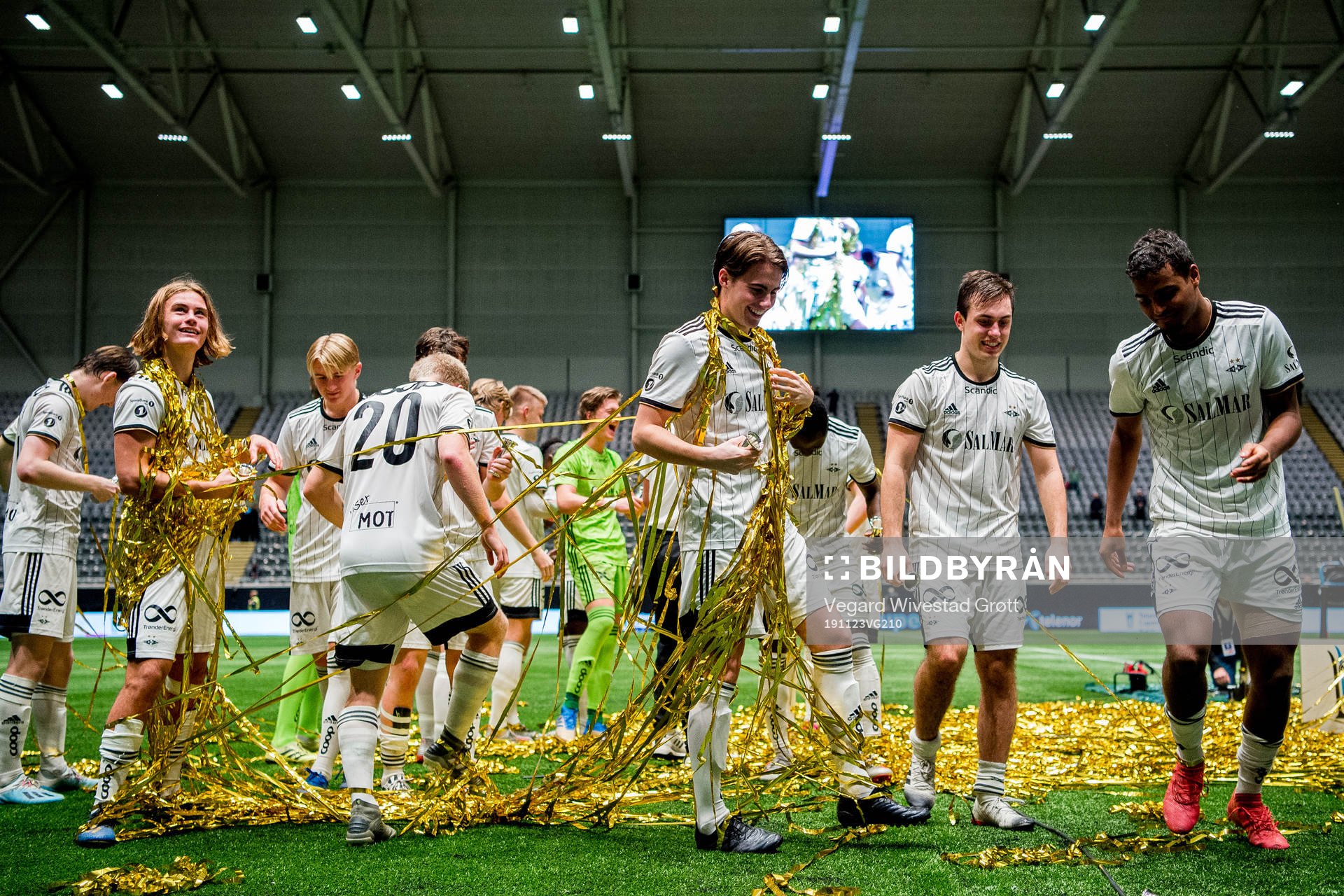 Teodor Berg Haltvik and the players of Rosenborg celebrate