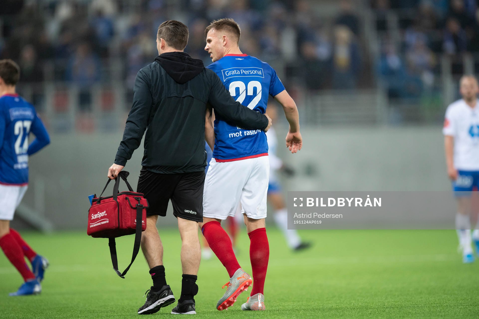 Ivan Näsberg of Vålerenga leaves the pitch with and injury