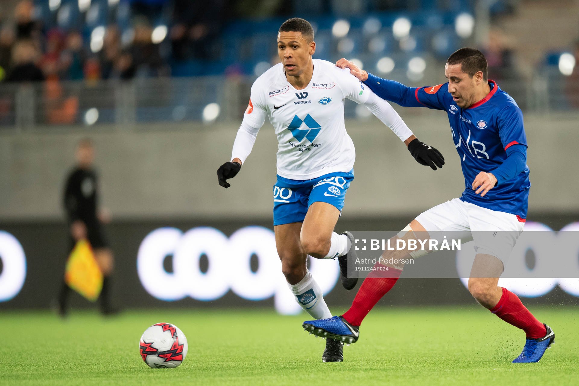Mathis Bolly of Molde and Efrain Juarez of Vålerenga during the Eliteserien match between Vålerenga and Molde on November 24, 2019 in Oslo.