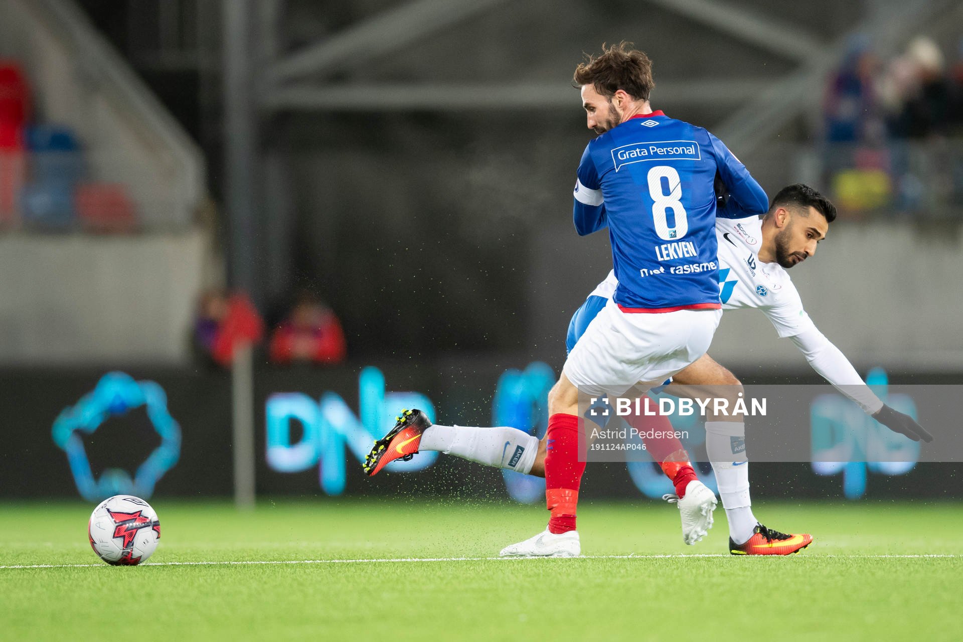 Magnus Lekven of Vålerenga and Etzaz Hussain of Molde during the Eliteserien match between Vålerenga and Molde on November 24, 2019 in Oslo.