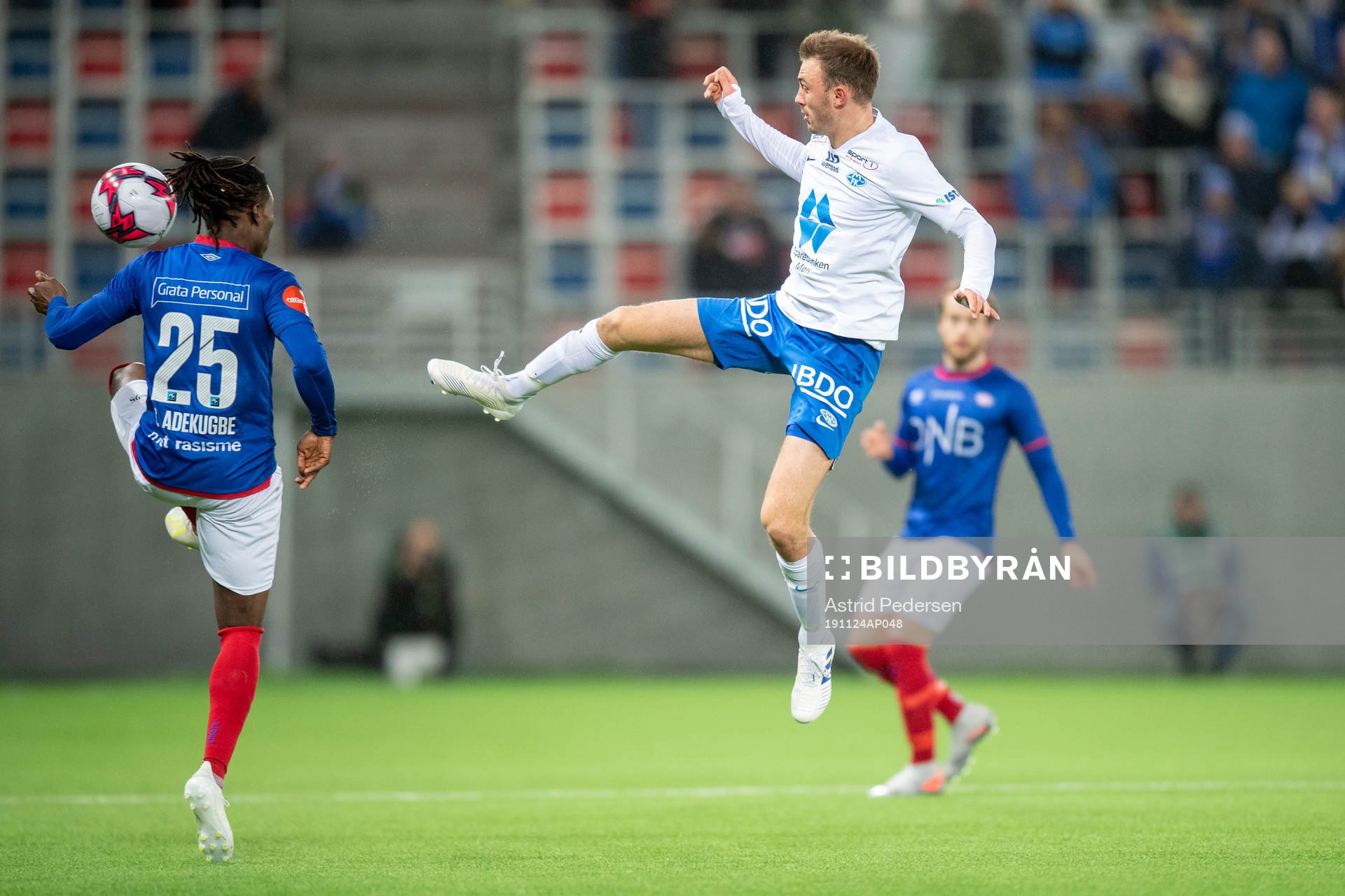 Sam Adekugbe of Vålerenga and Fredrik Aursnes of Molde