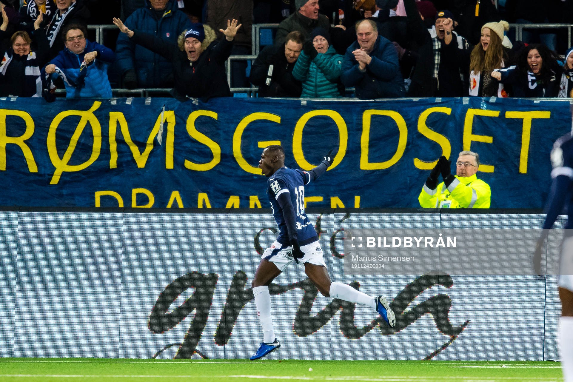 Moses Dramwi Mawa of Strømsgodset celebrates