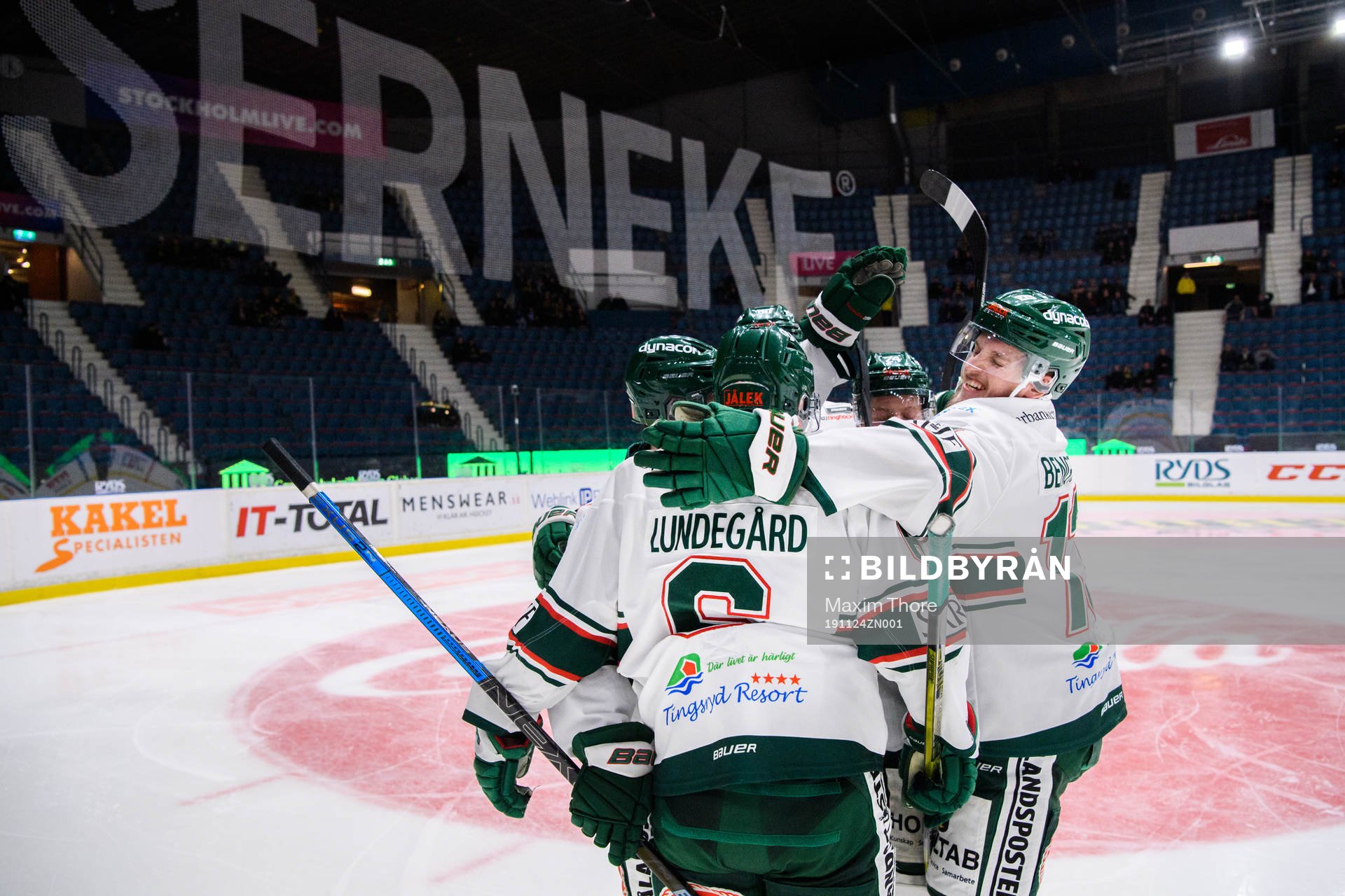 Tingsryds Jakob Heljemo jublar med lagkamrater