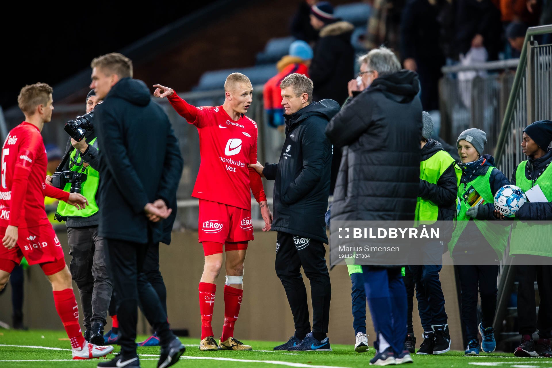 Kristoffer Ramos Barmen of Brann and Lars Arne Nilsen, head