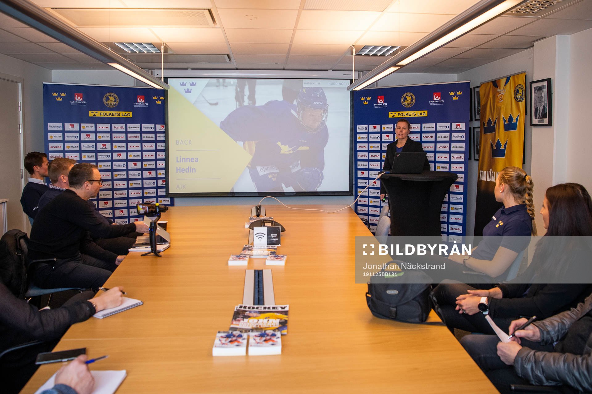 Damkronornas huvudcoach Ylva Martinsen presenterar truppen