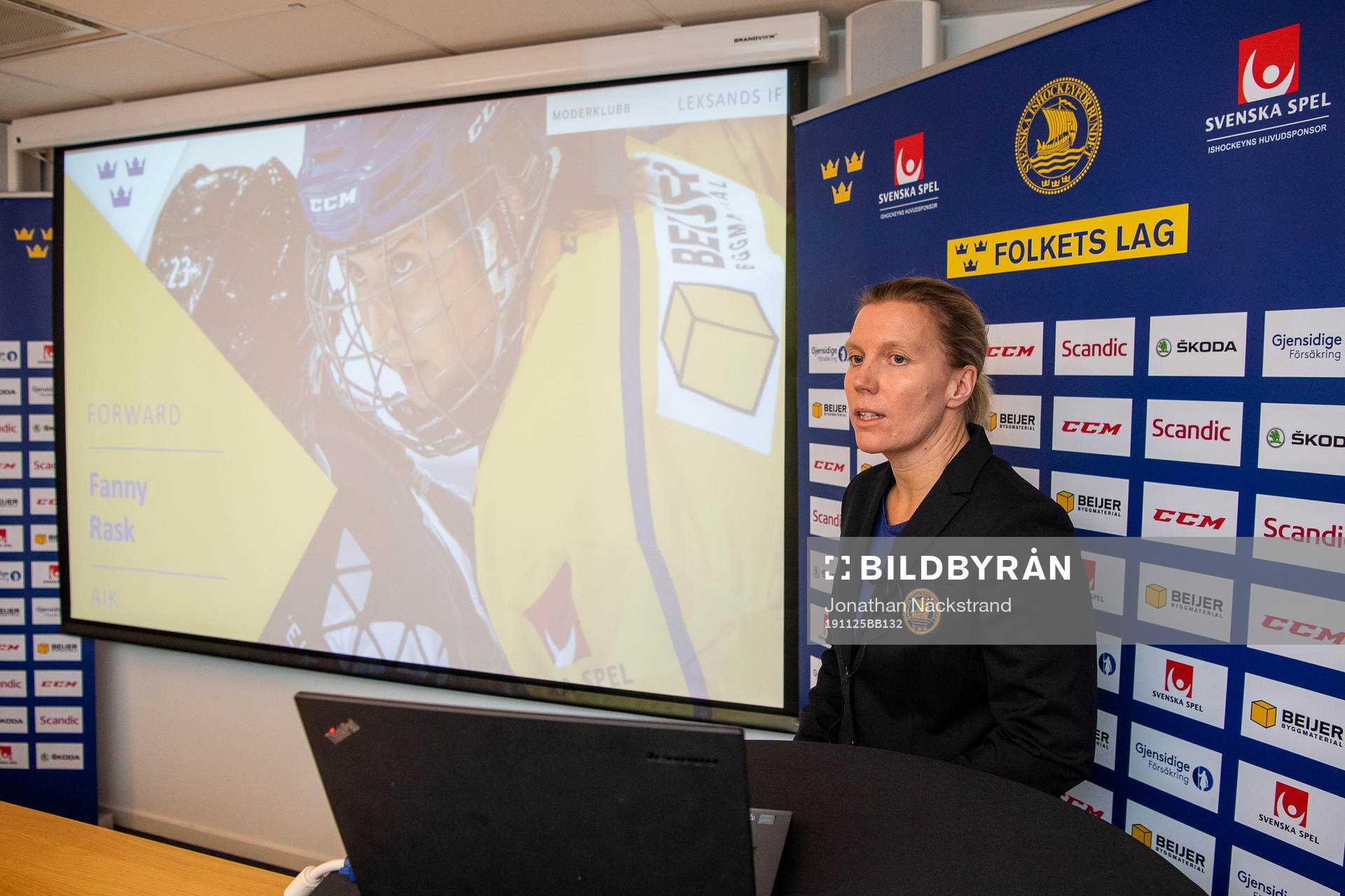 Damkronornas huvudcoach Ylva Martinsen presenterar truppen