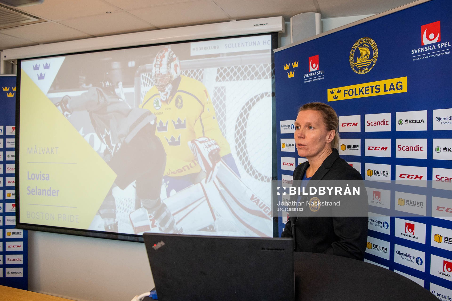 Damkronornas huvudcoach Ylva Martinsen presenterar truppen