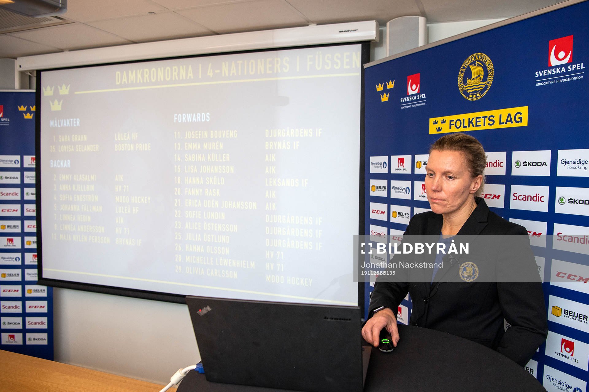 Damkronornas huvudcoach Ylva Martinsen presenterar truppen