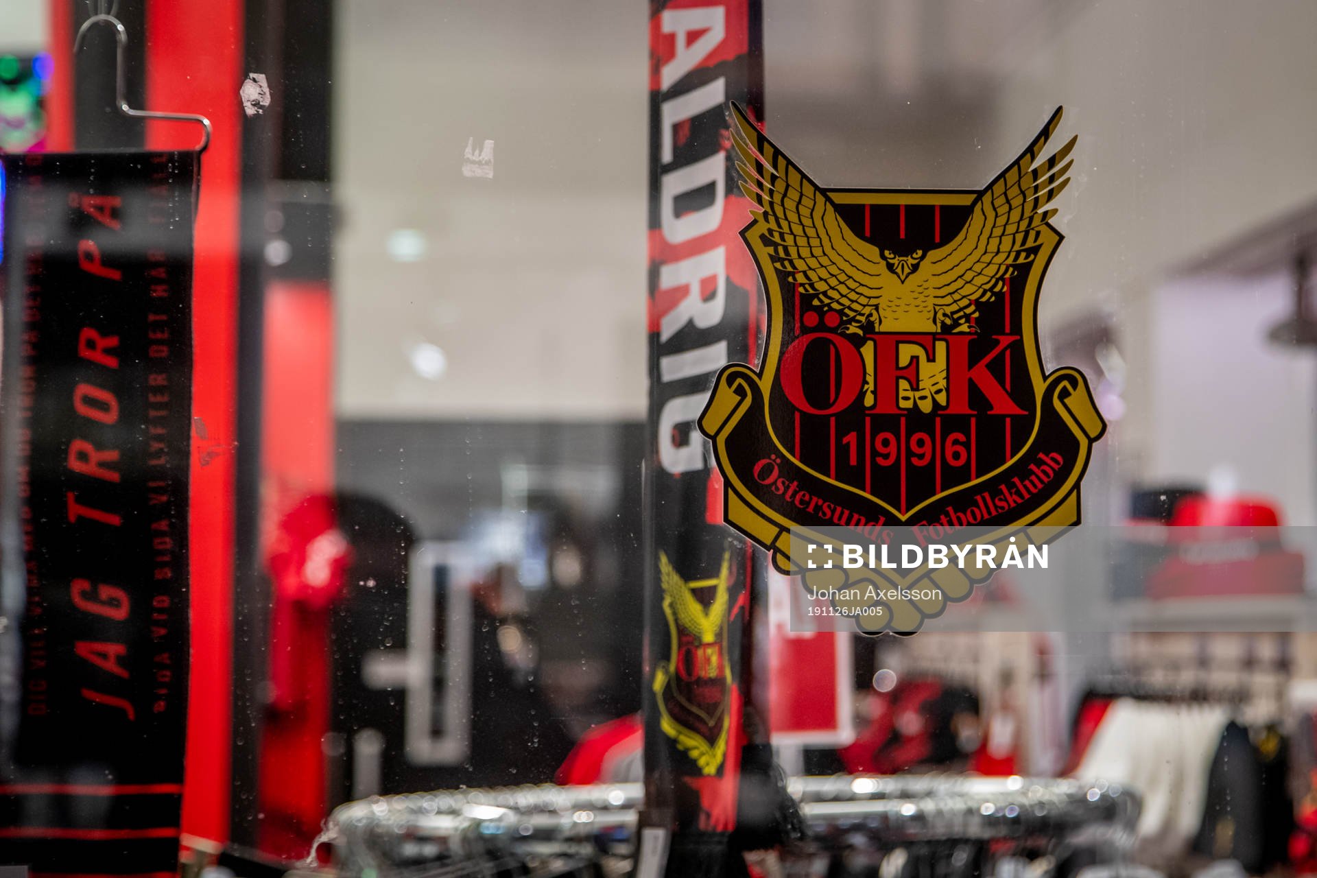 Östersunds klubbmärke på ett skyltfönster på kansliet