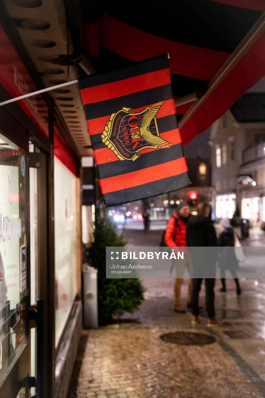 Östersunds flagga utanför kansliet och supportershopen