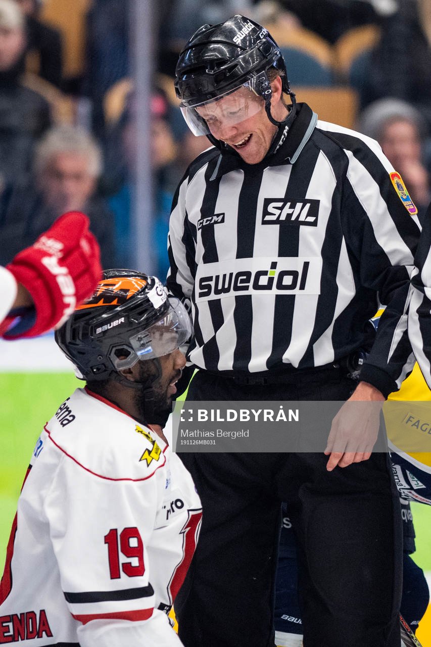 Linjedomare Henrik Pihlblad och Örebros Daniel Muzito