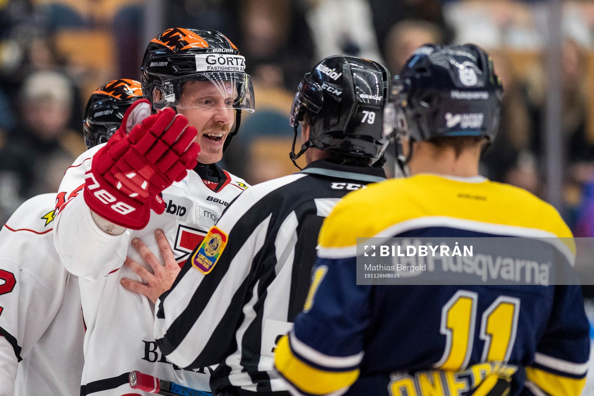Örebros Ryan Stoa reagerar mot Linjedomare Henrik Pihlblad