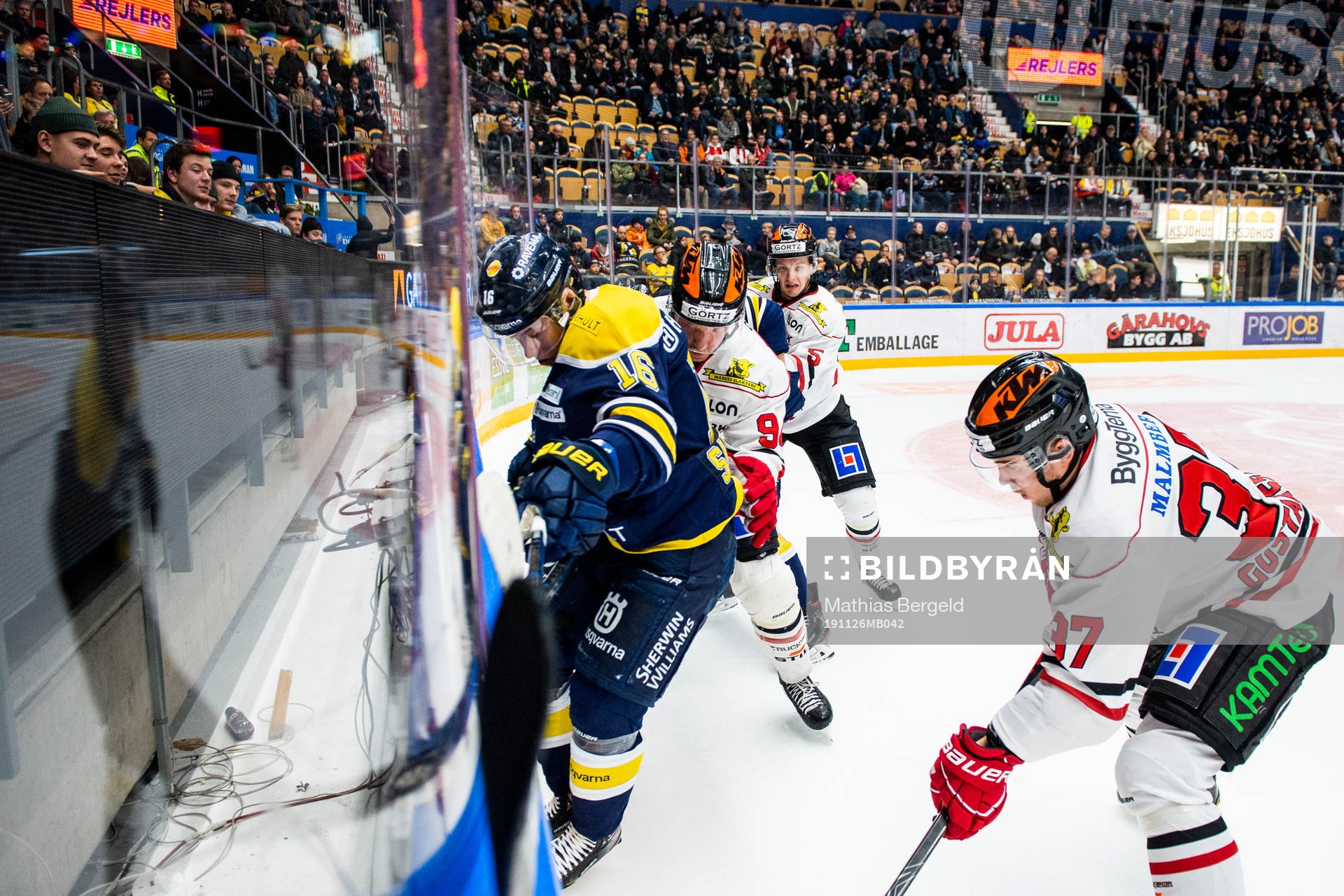 s Filip Sandberg och Örebros Ryan Stoa, Gustav Backström