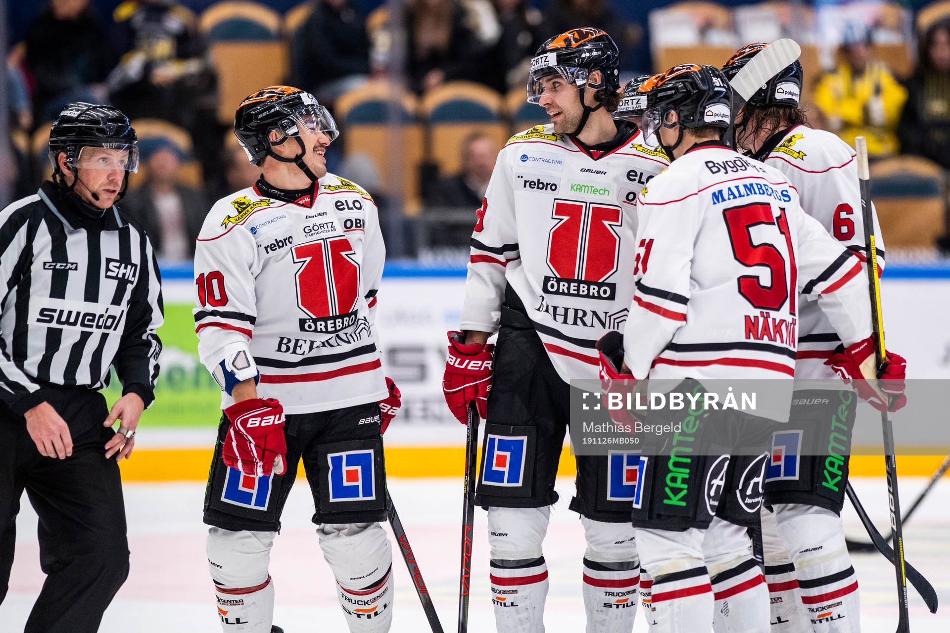 Örebros Shane Harper (v) jublar med lagkamrater
