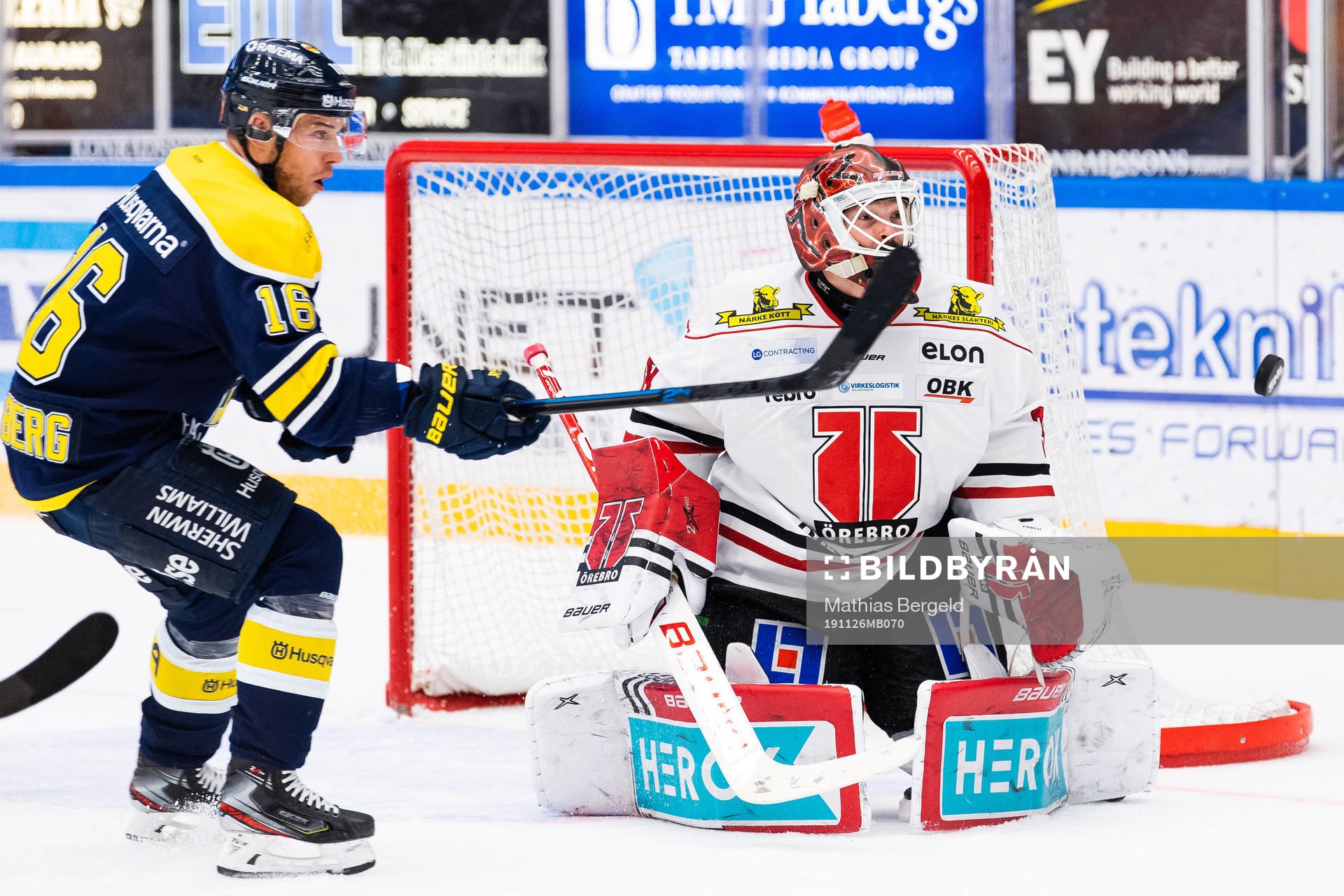 s Filip Sandberg och Örebros målvakt Dominik Furch