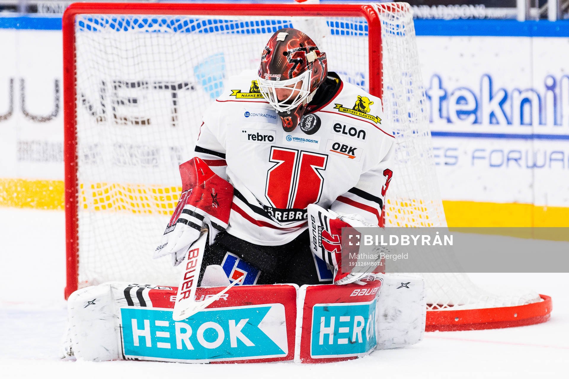Örebros målvakt Dominik Furch  räddar ett skott