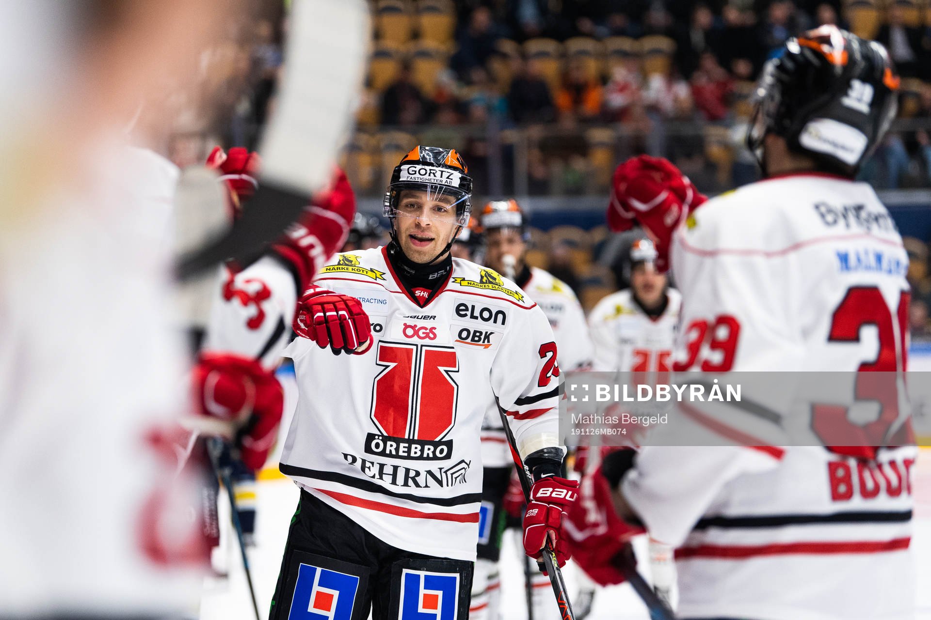 Örebros Sakari Salminen jublar med lagkamrater