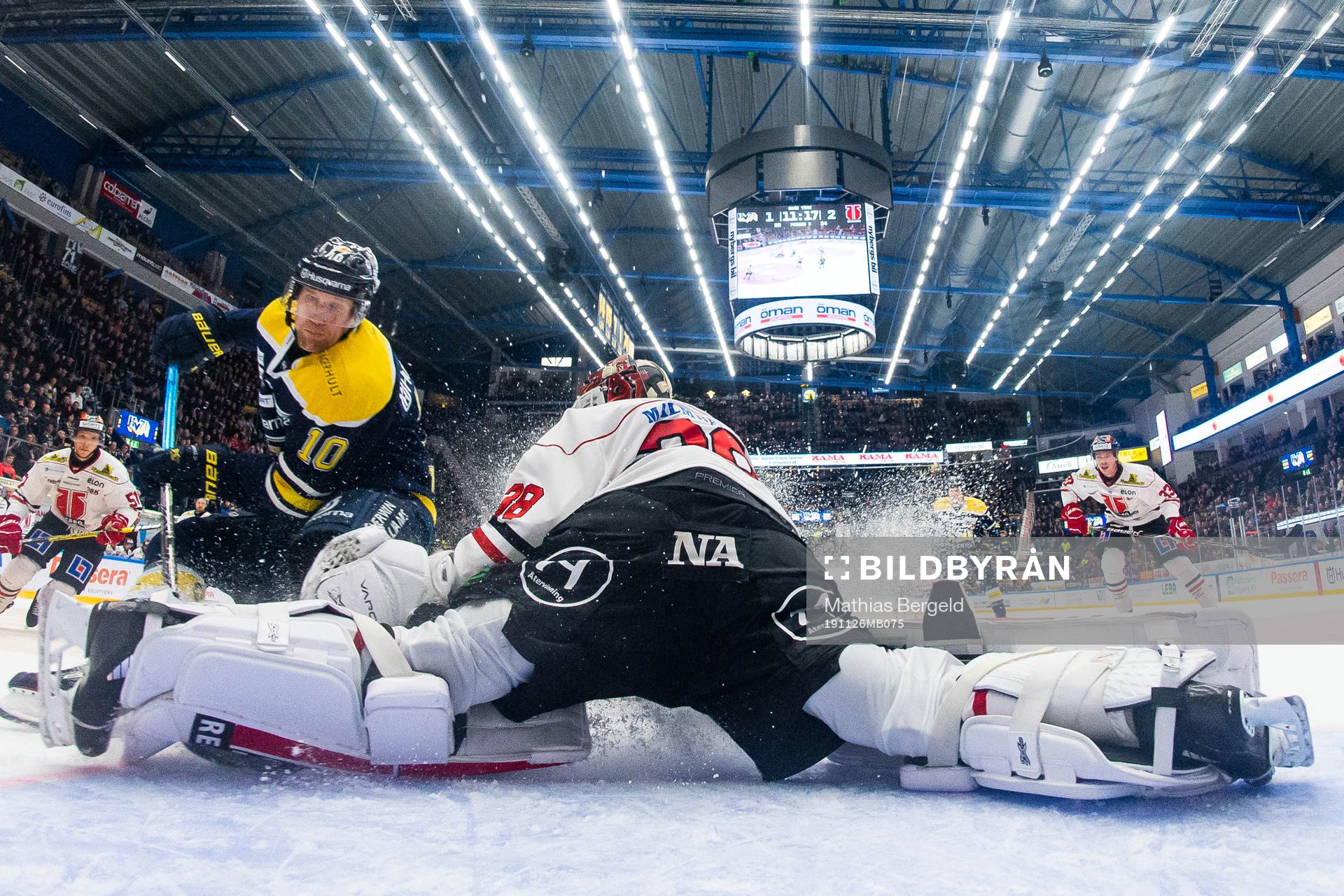 Örebros målvakt Dominik Furch räddar ett läge från