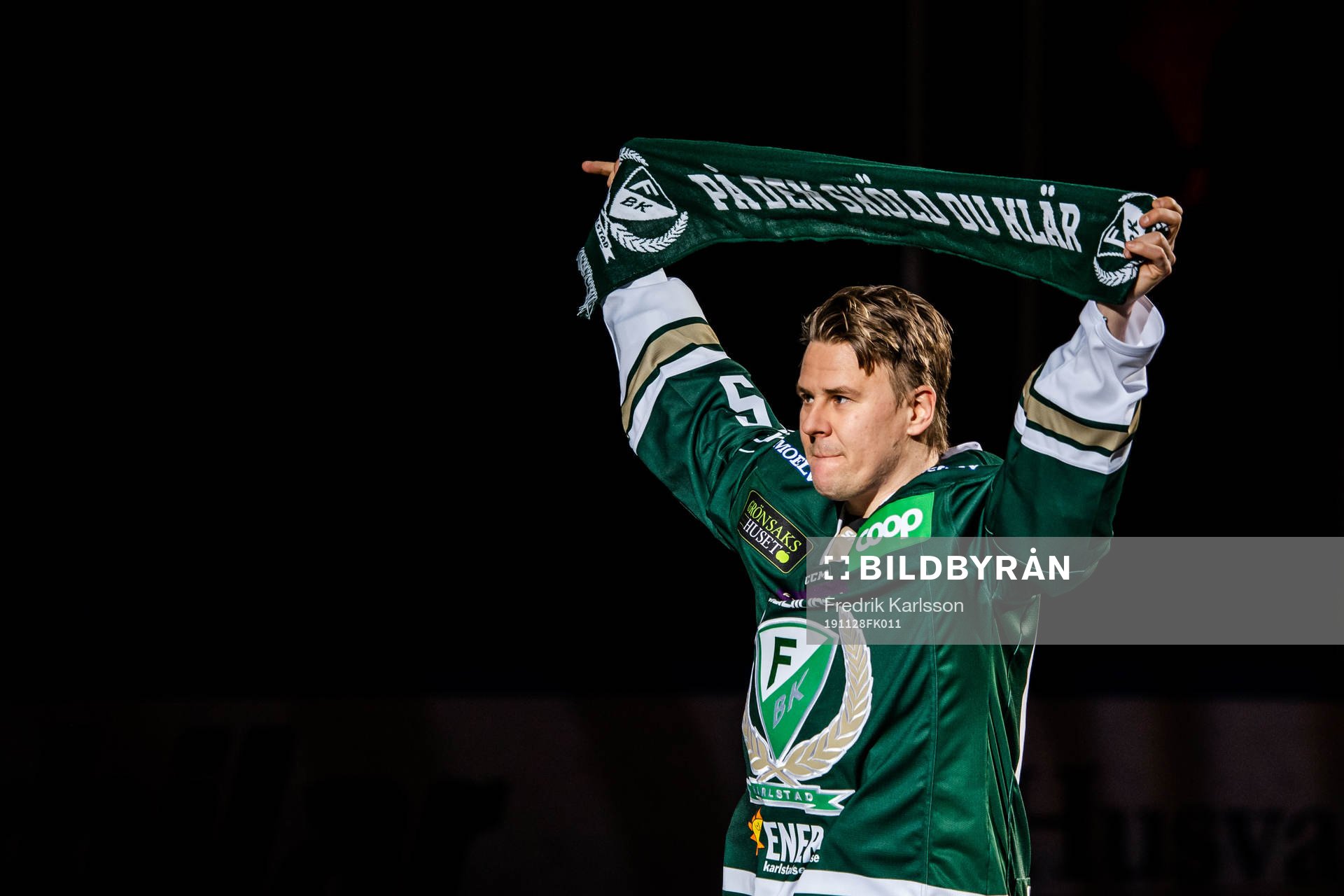 Färjestads Mikael Johansson tackas av